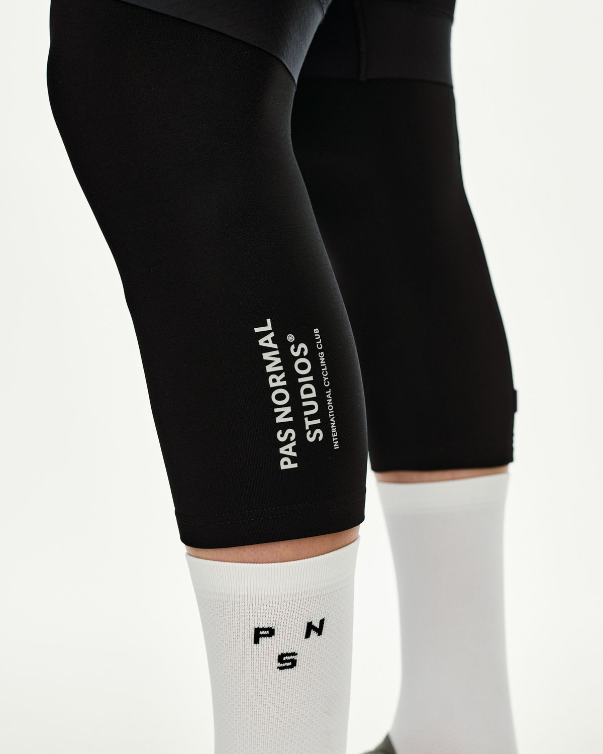 Logo Knee Warmers Black detalle lateral #Color_Black
