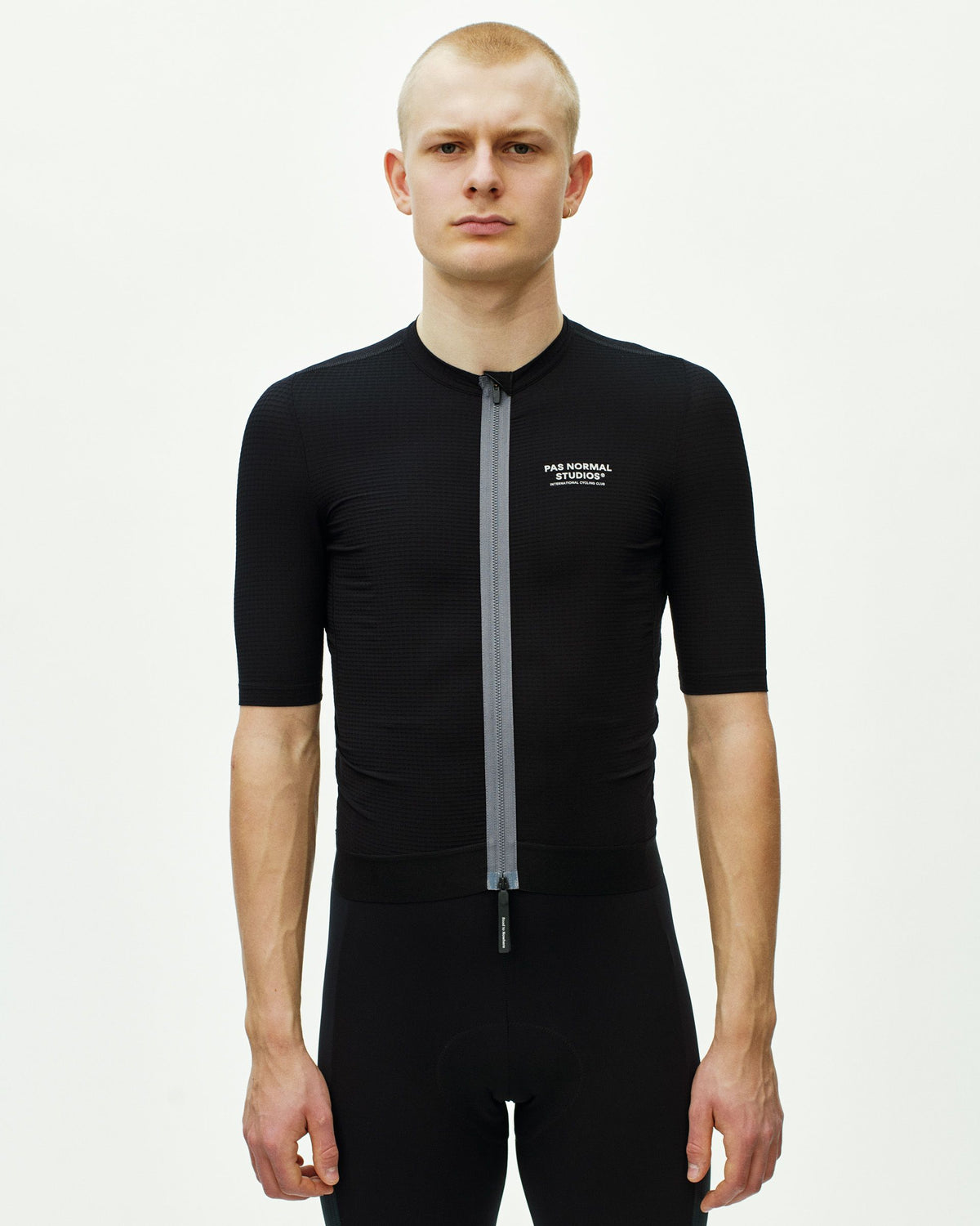 Maillot Corto Pas Normal Studios Escapism en Black, vista frontal sobre ciclista #Color_Black