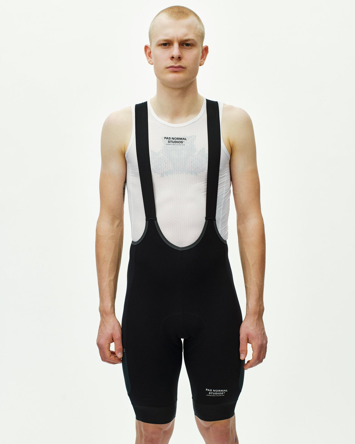 Culotte Pas Normal Studios Escapism Cargo en Black, llevado por el modelo, vista frontal #Color_Black