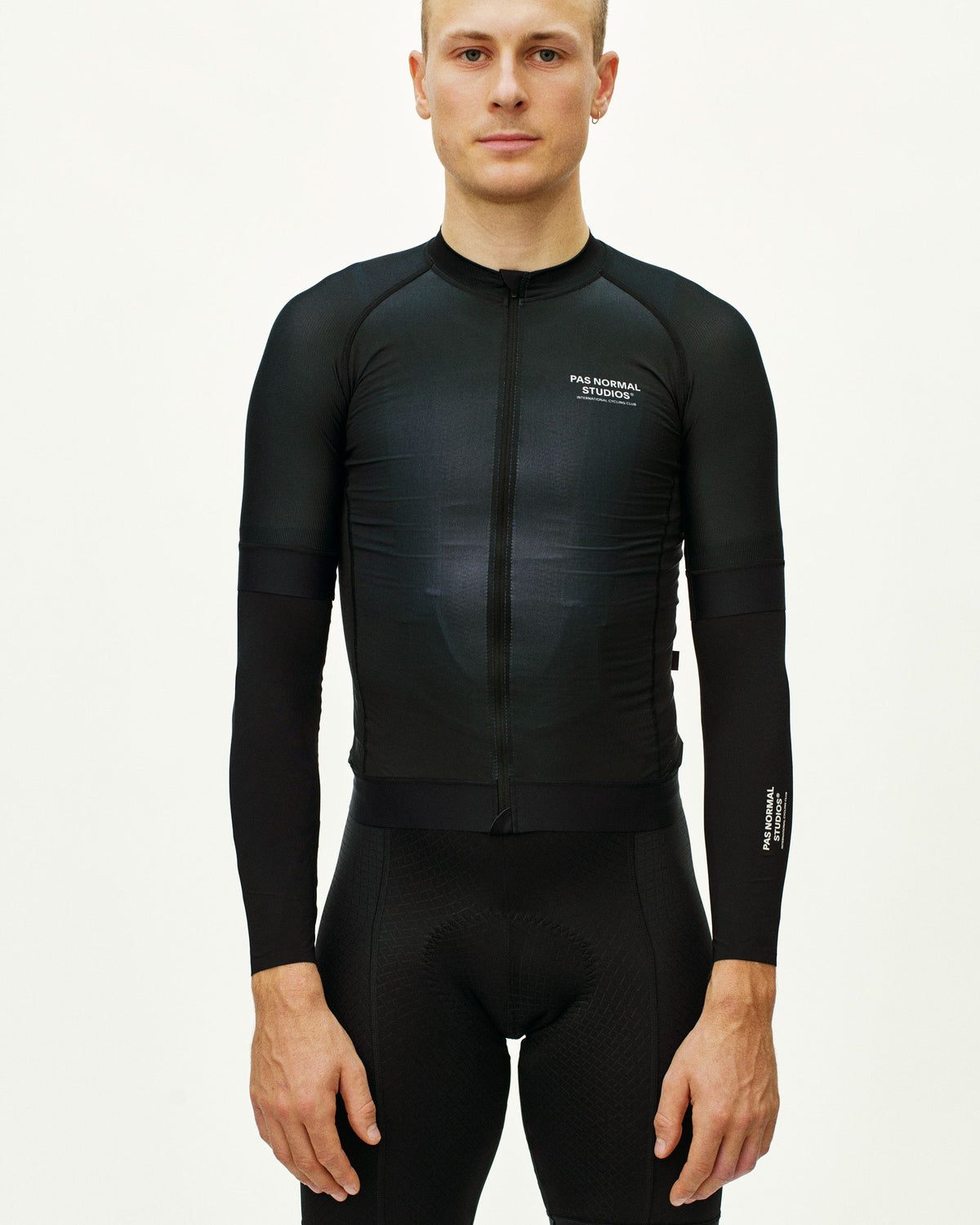 Logo Arm UV Protector Black vista frontal #Color_Black