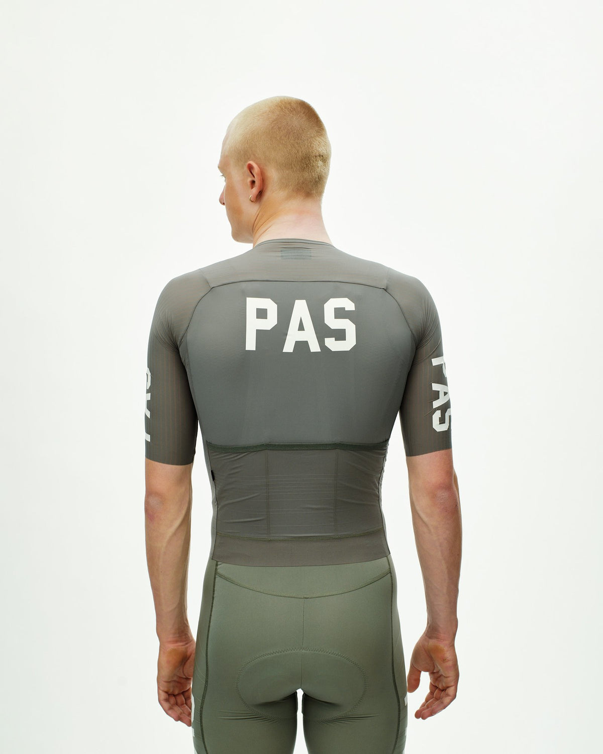Maillot corto Pas Normal Studios PAS Mechanism Pro en Grey Moss, de espaldas sobre el ciclista #Color_Grey Moss