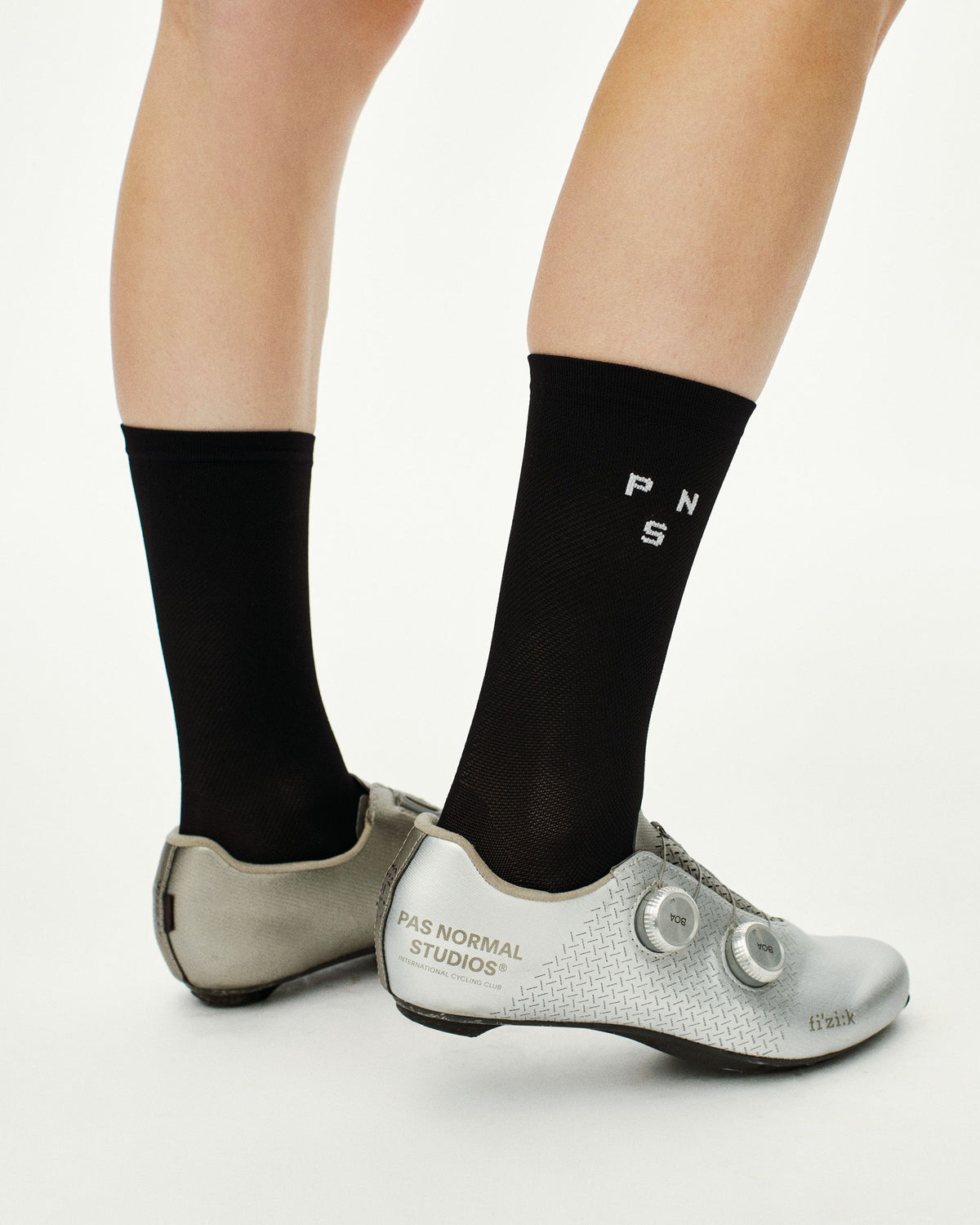 Lightweight Socks Black en uso #Color_Black