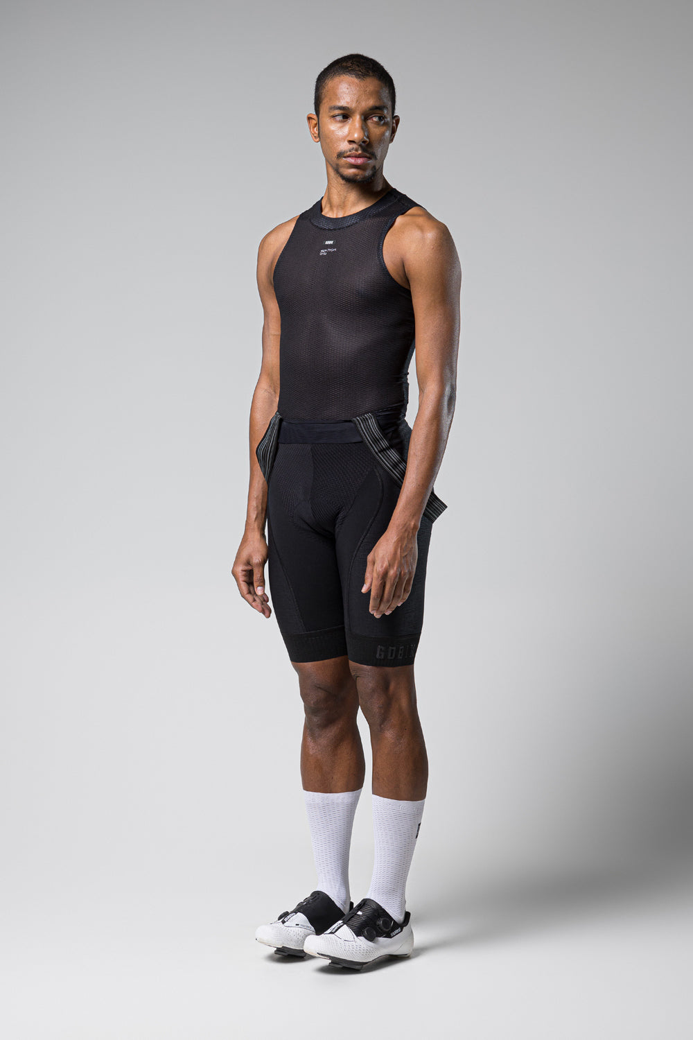 Camiseta Interior Gobik Second Skin en Moonless, modelo de cuerpo entero con la camiseta interior sin mangas negra y culotte corto #Color_Moonless