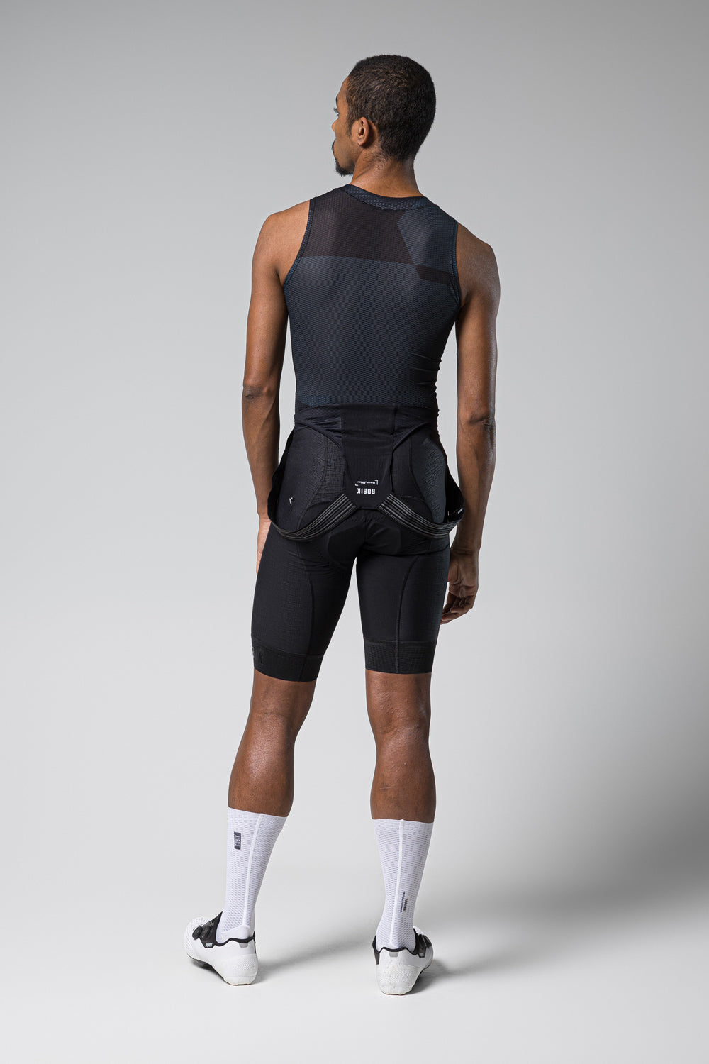 Camiseta Interior Gobik Second Skin en Moonless, vista trasera del modelo de cuerpo entero #Color_Moonless