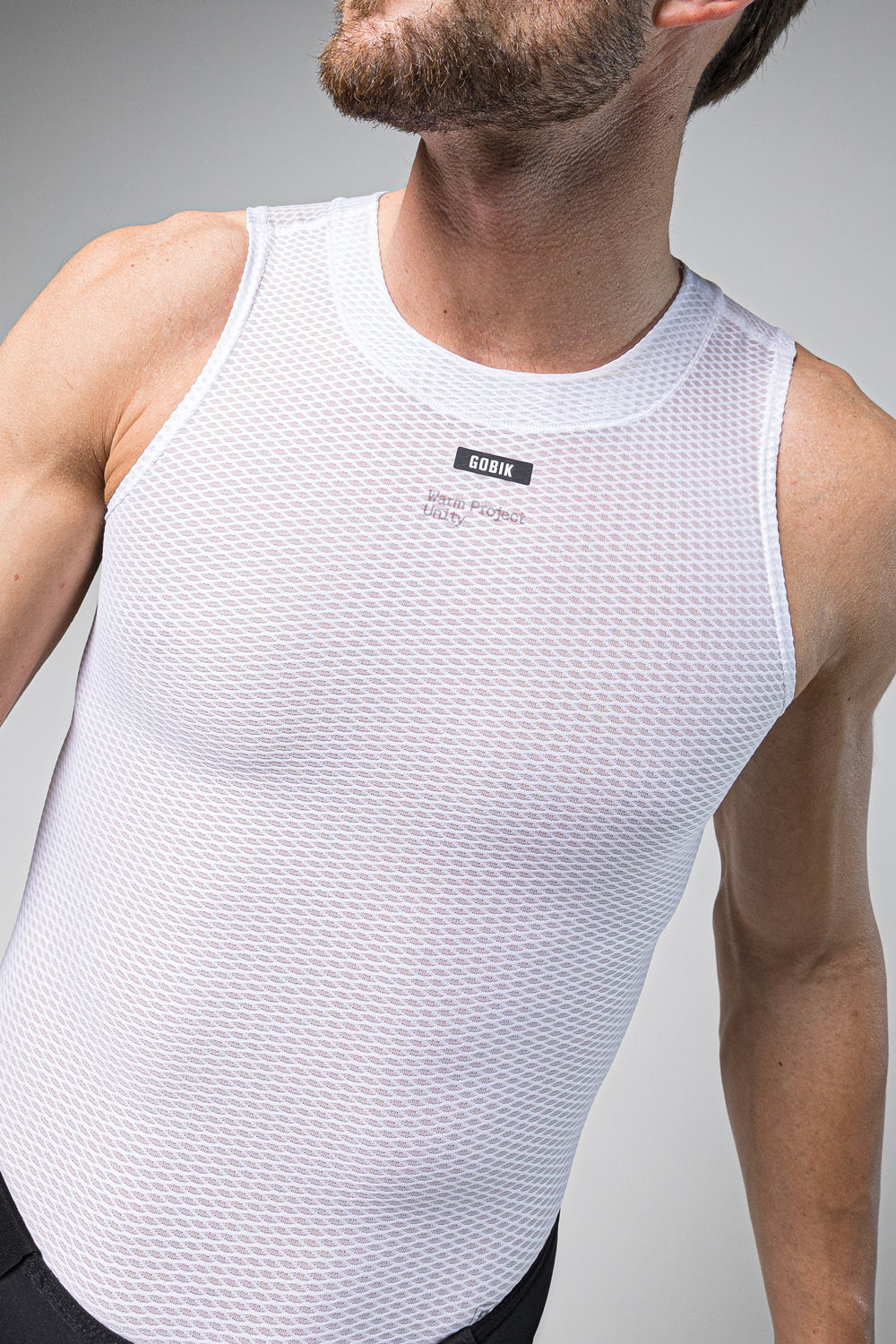 Camiseta Interior Gobik Second Skin en Salt, detalle del cuello y del logotipo Gobik sobre el pecho #Color_Salt