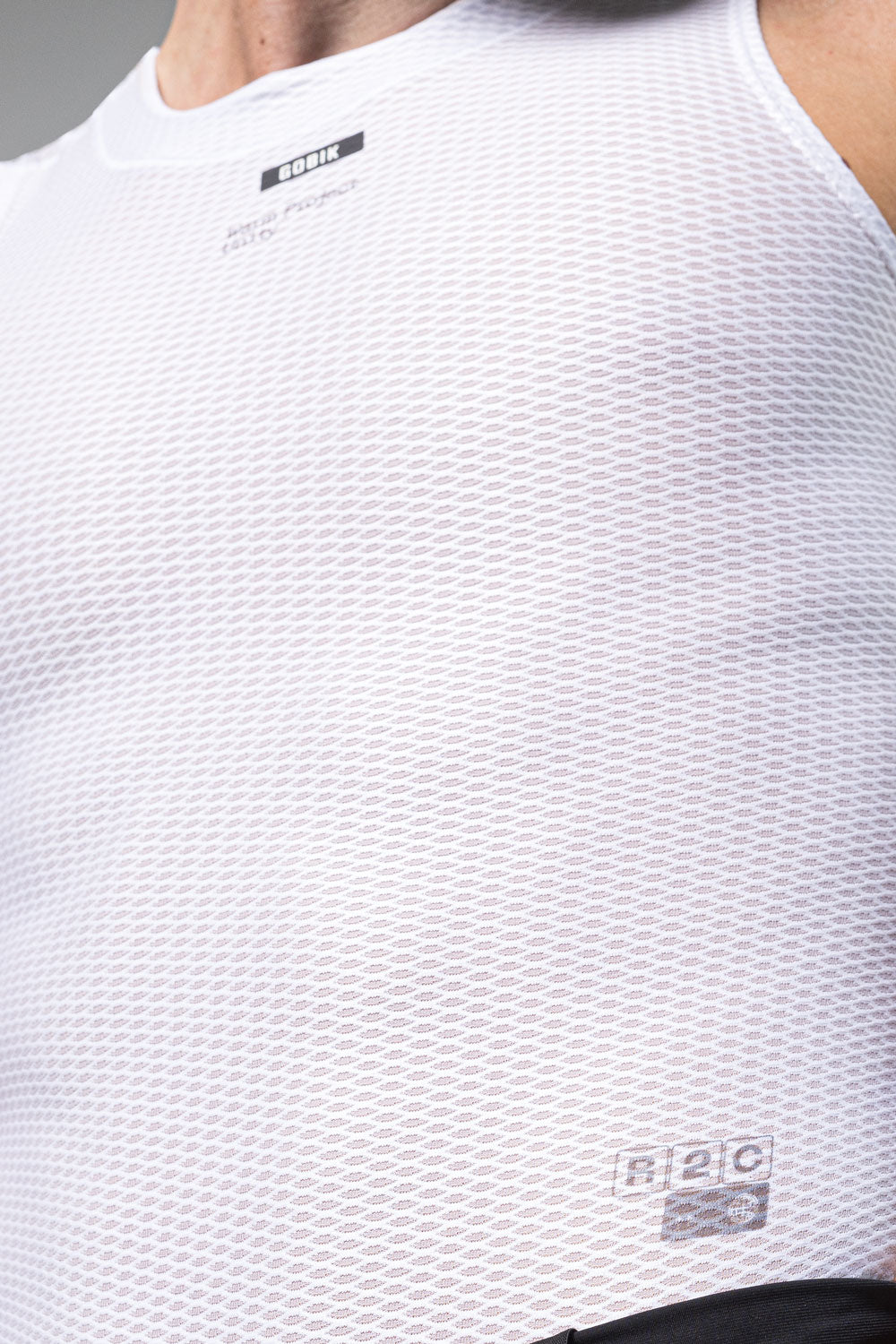 Camiseta Interior Gobik Second Skin en Salt, detalle del tejido de malla del pecho #Color_Salt