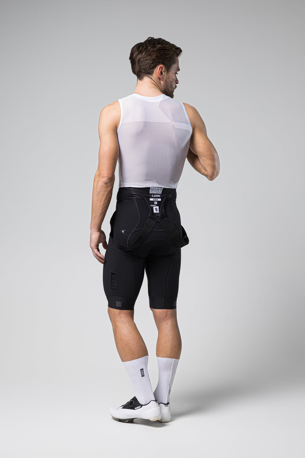 Camiseta Interior Gobik Second Skin en Salt, vista trasera del modelo con el culotte negro #Color_Salt