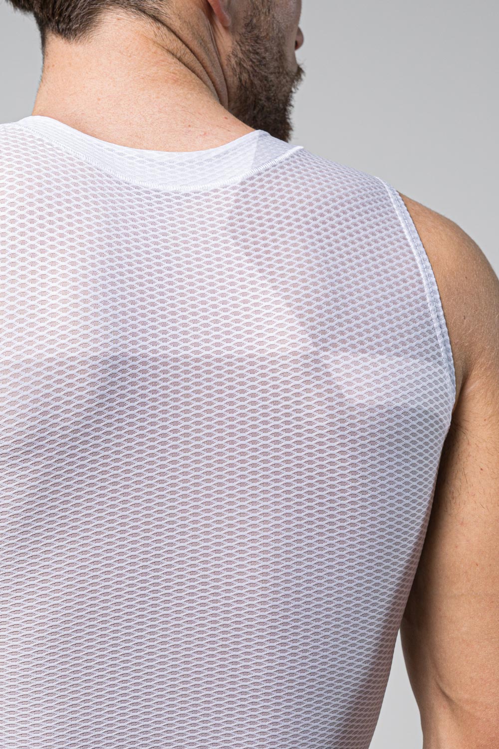 Camiseta Interior Gobik Second Skin en Salt, detalle del hombro y de la espalda en tejido de malla #Color_Salt