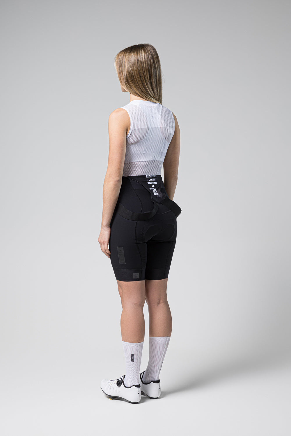 Camiseta Interior Mujer Gobik Second Skin en Salt, vista trasera de la modelo en posición de tres cuartos #Color_Salt