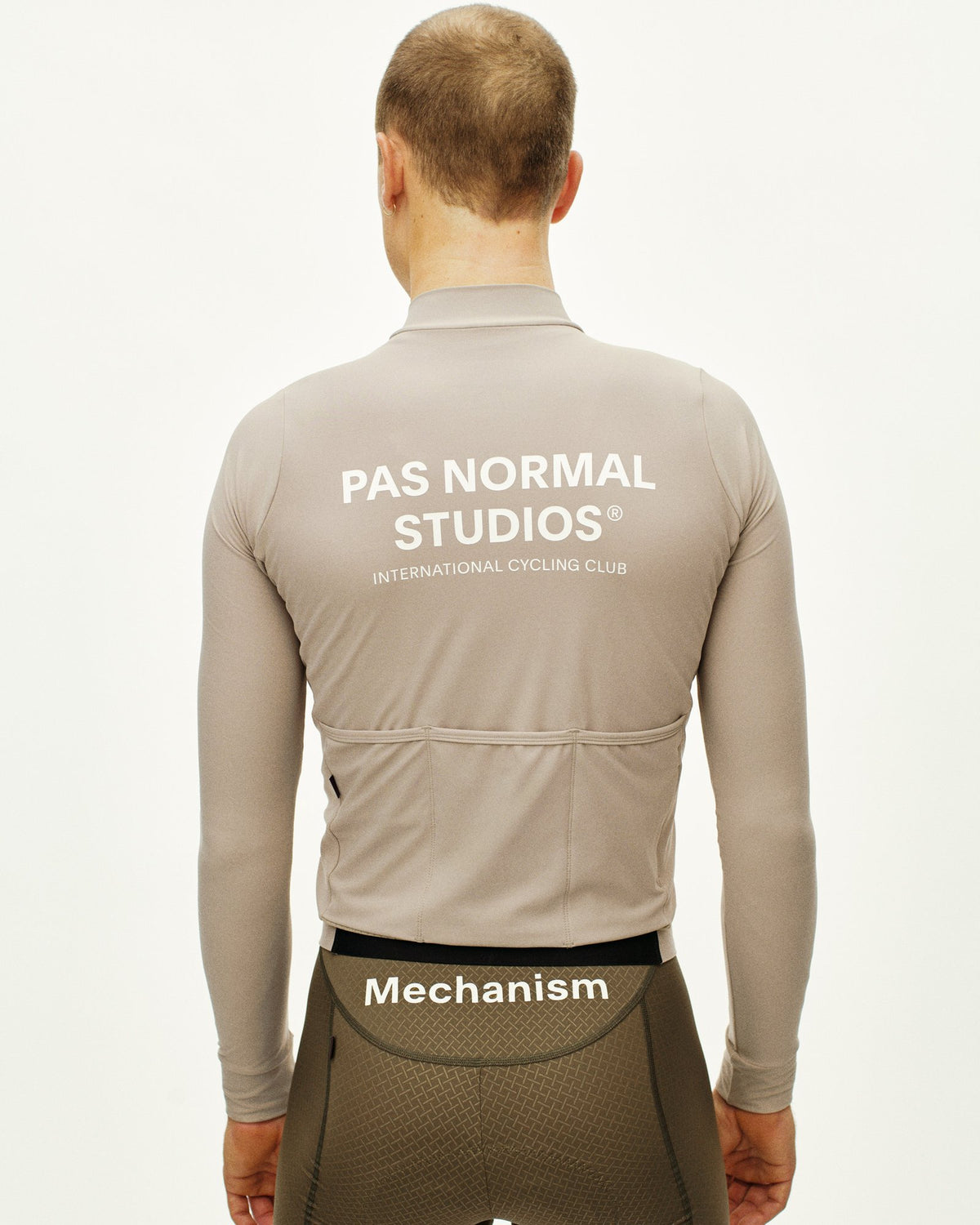Maillot Largo Pas Normal Studios Mechanism en Haze, vista trasera sobre ciclista #Color_Haze