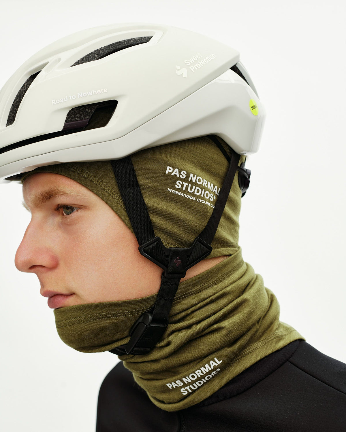 Logo Merino Necktube Khaki Green en uso #Color_Khaki Green