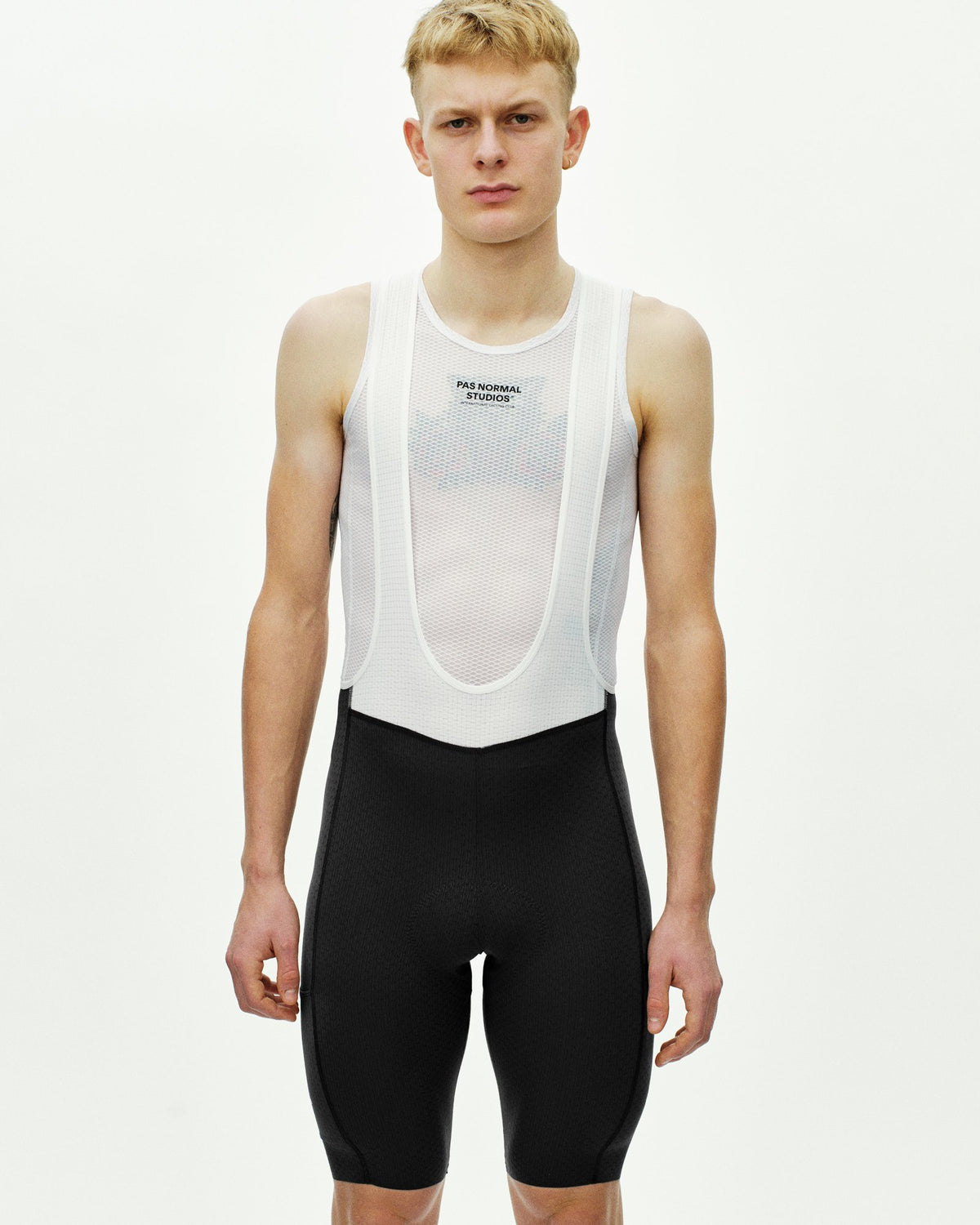 Culotte corto Pas Normal Studios Essential Light Cargo en Black, llevado por el modelo, vista frontal #Color_Black
