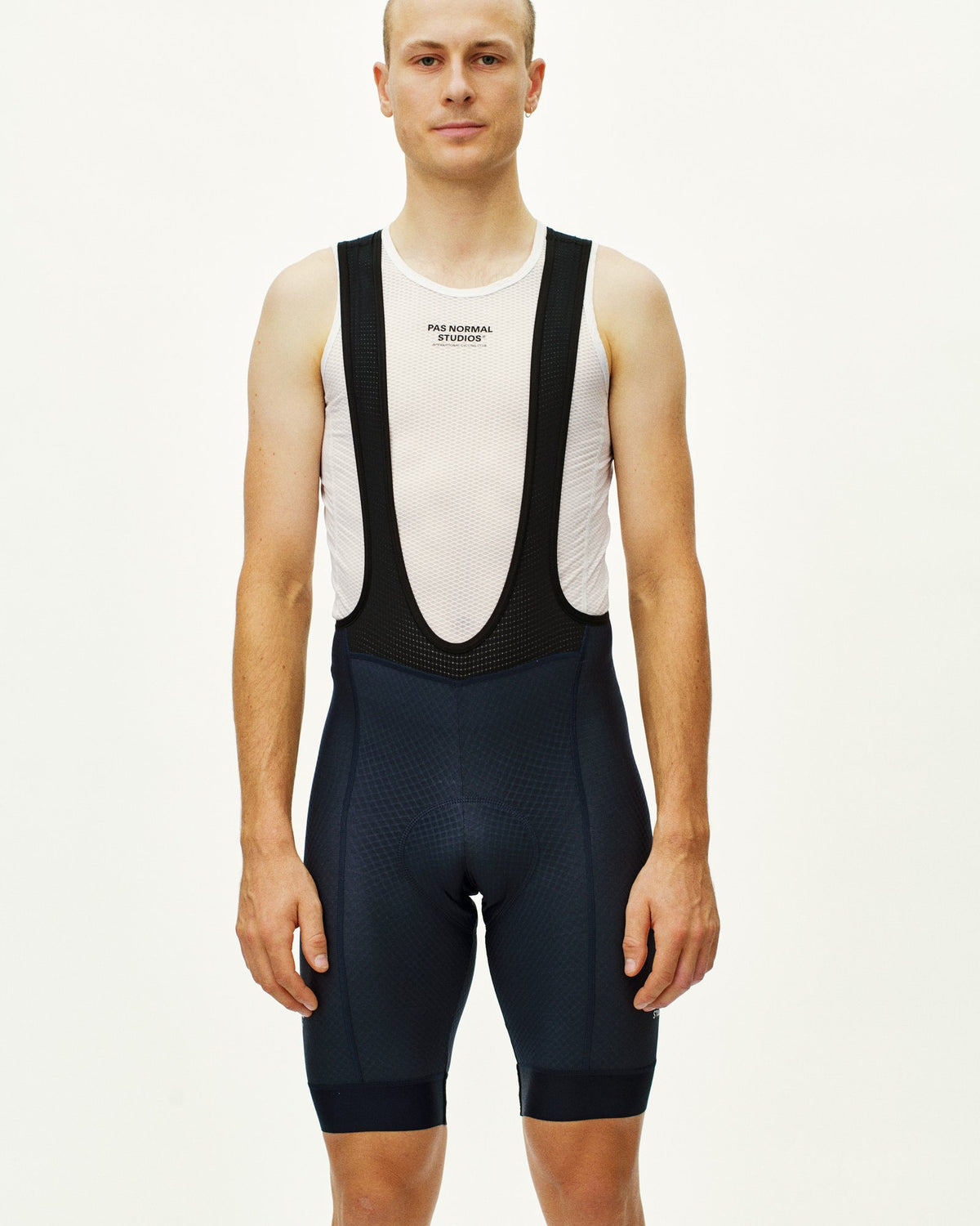 Culotte corto Pas Normal Studios Essential en Navy, llevado por el modelo, vista frontal #Color_Navy