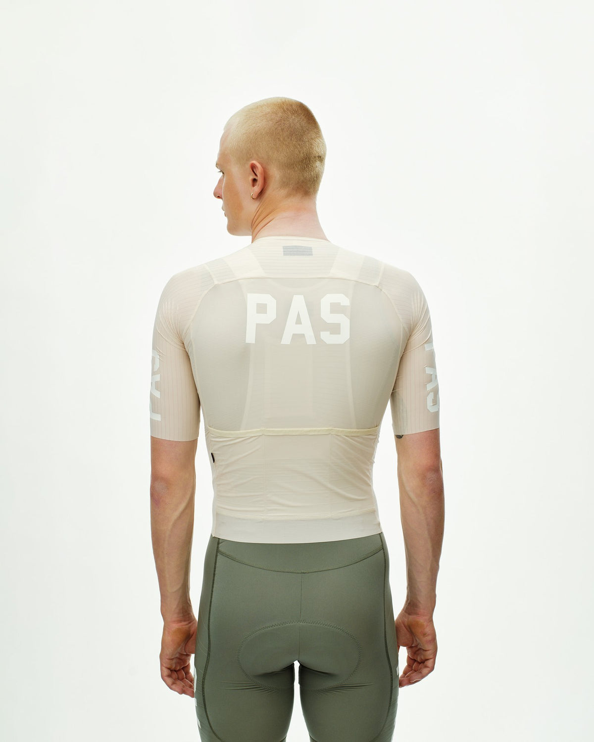 Maillot corto Pas Normal Studios PAS Mechanism Pro en Cream, de espaldas sobre el ciclista #Color_Cream