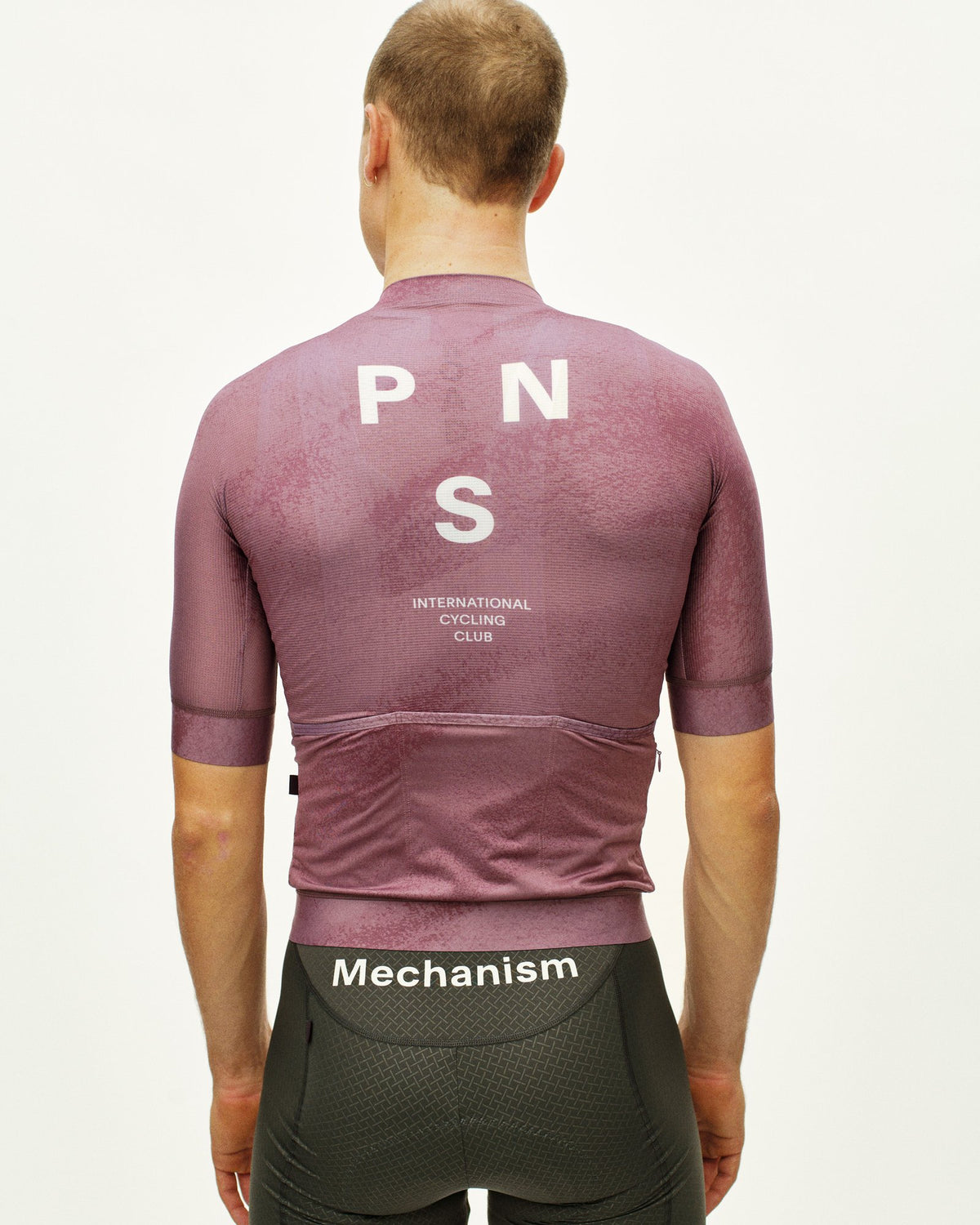 Maillot Corto Pas Normal Studios Mechanism en AOP Dark Mauve, vista trasera sobre ciclista #Color_AOP Dark Mauve