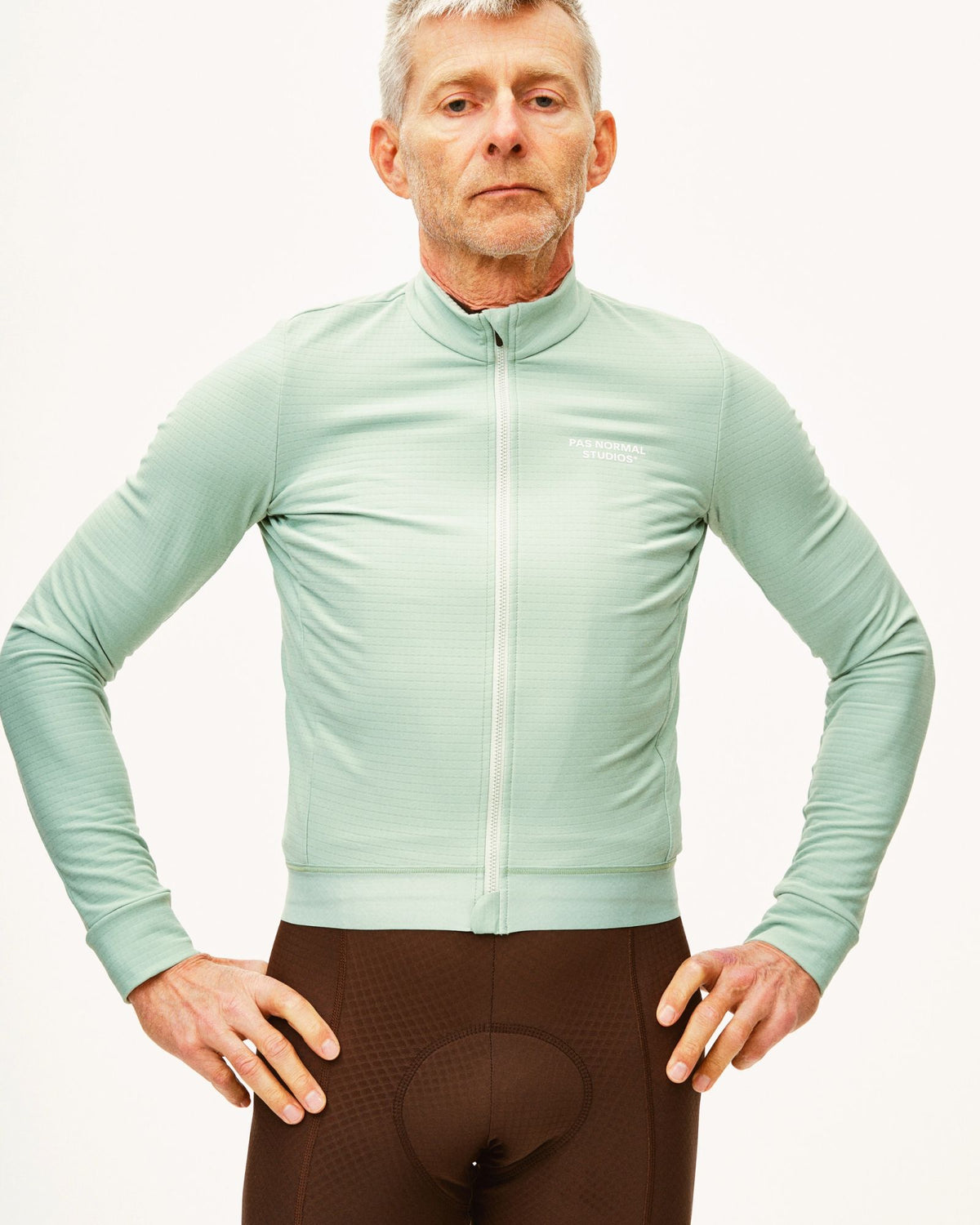 Maillot Largo Pas Normal Studios Essential en Celeste, vista frontal sobre ciclista #Color_Celeste