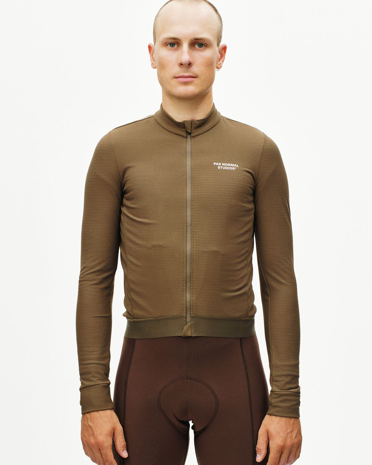 Maillot Largo Pas Normal Studios Essential en Ash Brown, vista frontal sobre ciclista #Color_Ash Brown