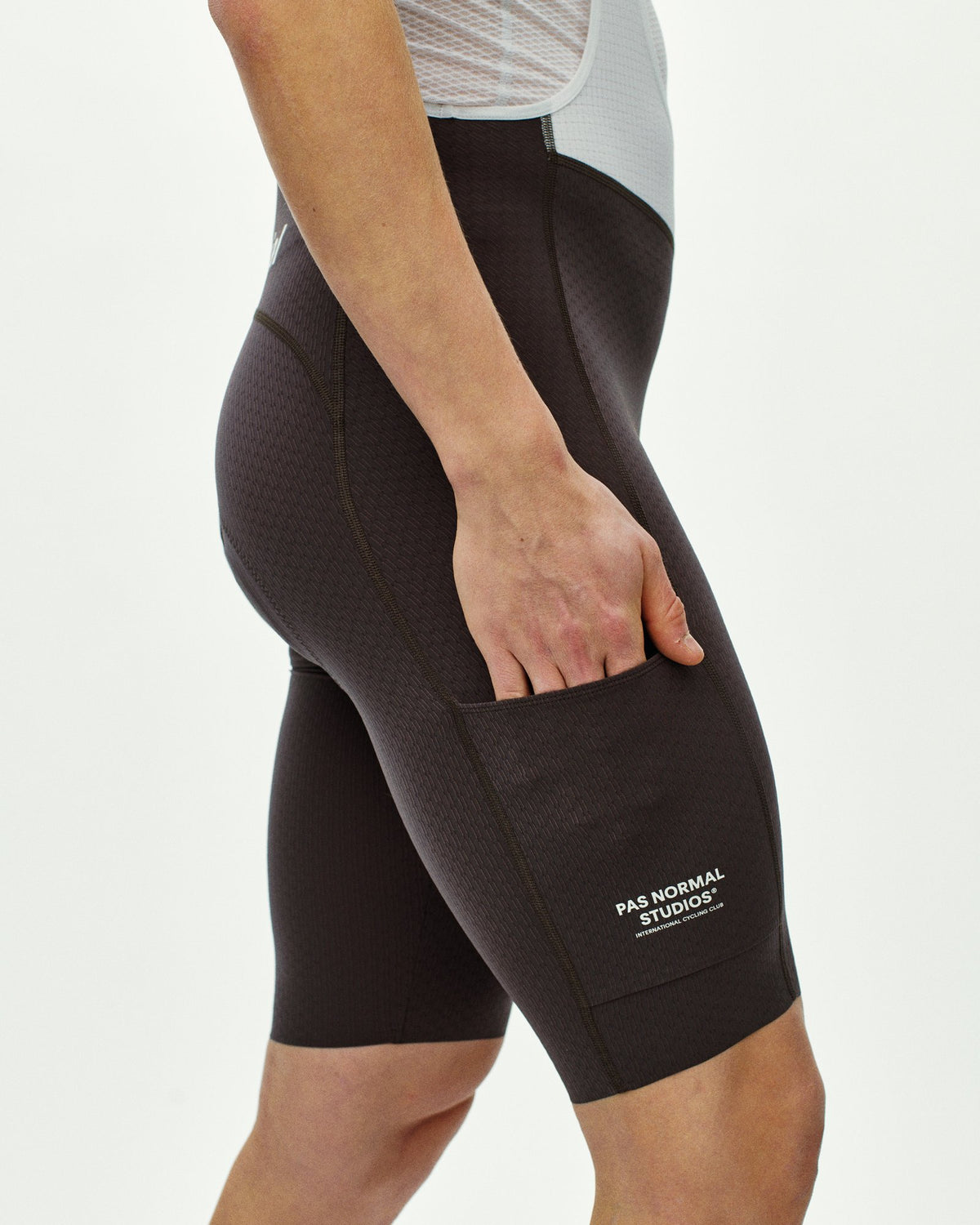 Culotte corto Pas Normal Studios Essential Light Cargo en Dark Purple, llevado por el modelo, detalle de la pernera #Color_Dark Purple