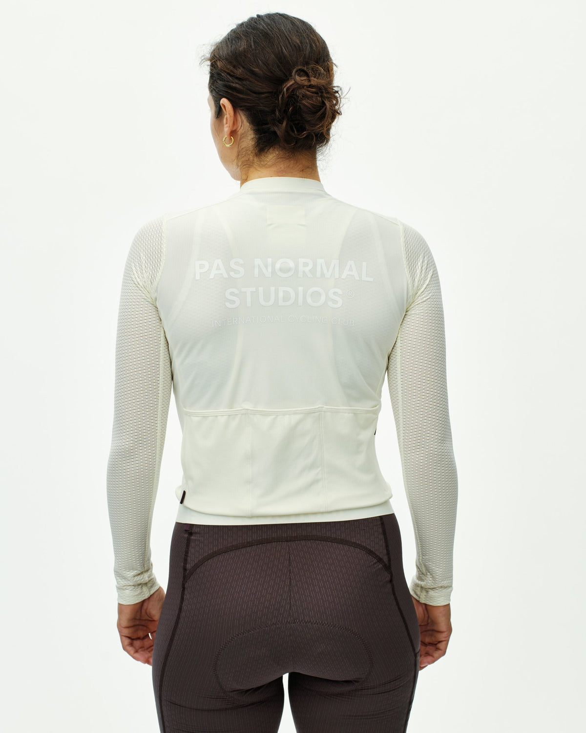 Maillot largo de mujer Pas Normal Studios Essential Light en Off White, vista trasera sobre la ciclista #Color_Off White