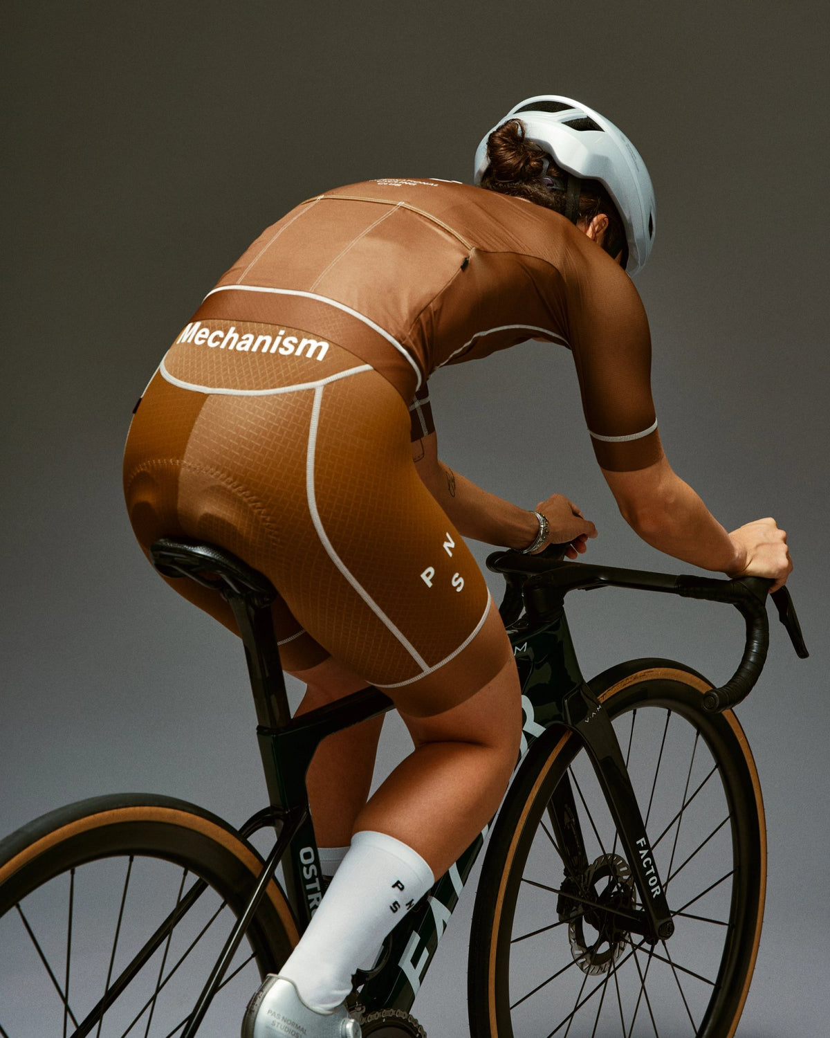 Maillot Corto Mujer Pas Normal Studios Mechanism en Dusty Brown, foto de modelo en ruta #Color_Dusty Brown
