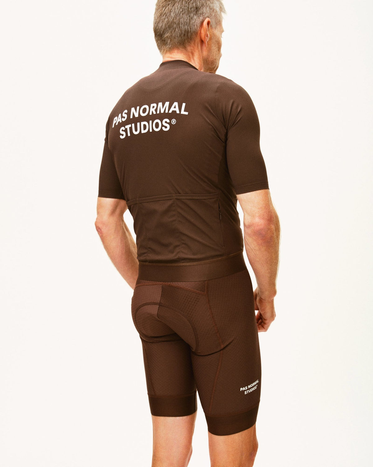 Culotte corto Pas Normal Studios Essential en Light Brown, llevado por el modelo, vista trasera #Color_Light Brown