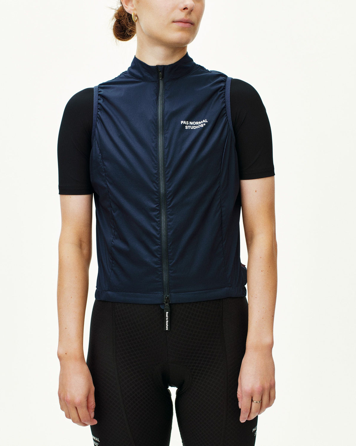 Chaleco Essential Insulated mujer Navy, vista frontal en modelo #Color_Navy