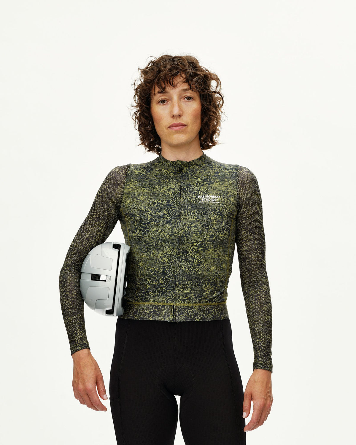Maillot largo de mujer Pas Normal Studios Essential Light en AOP Grain Dark Lime, sobre la ciclista #Color_AOP Grain Dark Lime