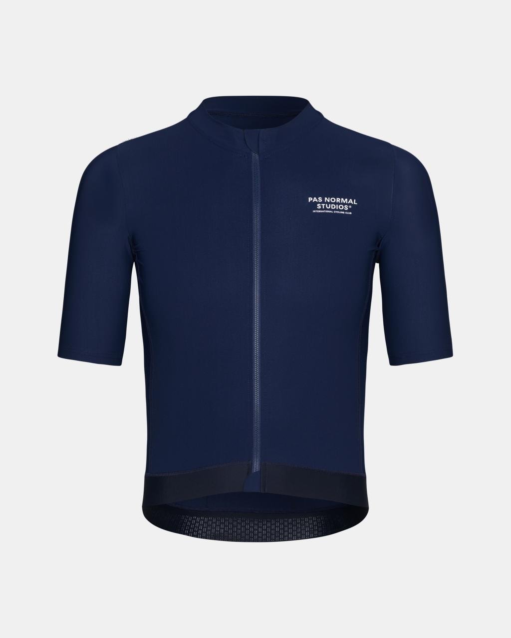 Maillot Corto Pas Normal Studios Essential en Navy, producto plano sobre fondo #Color_Navy
