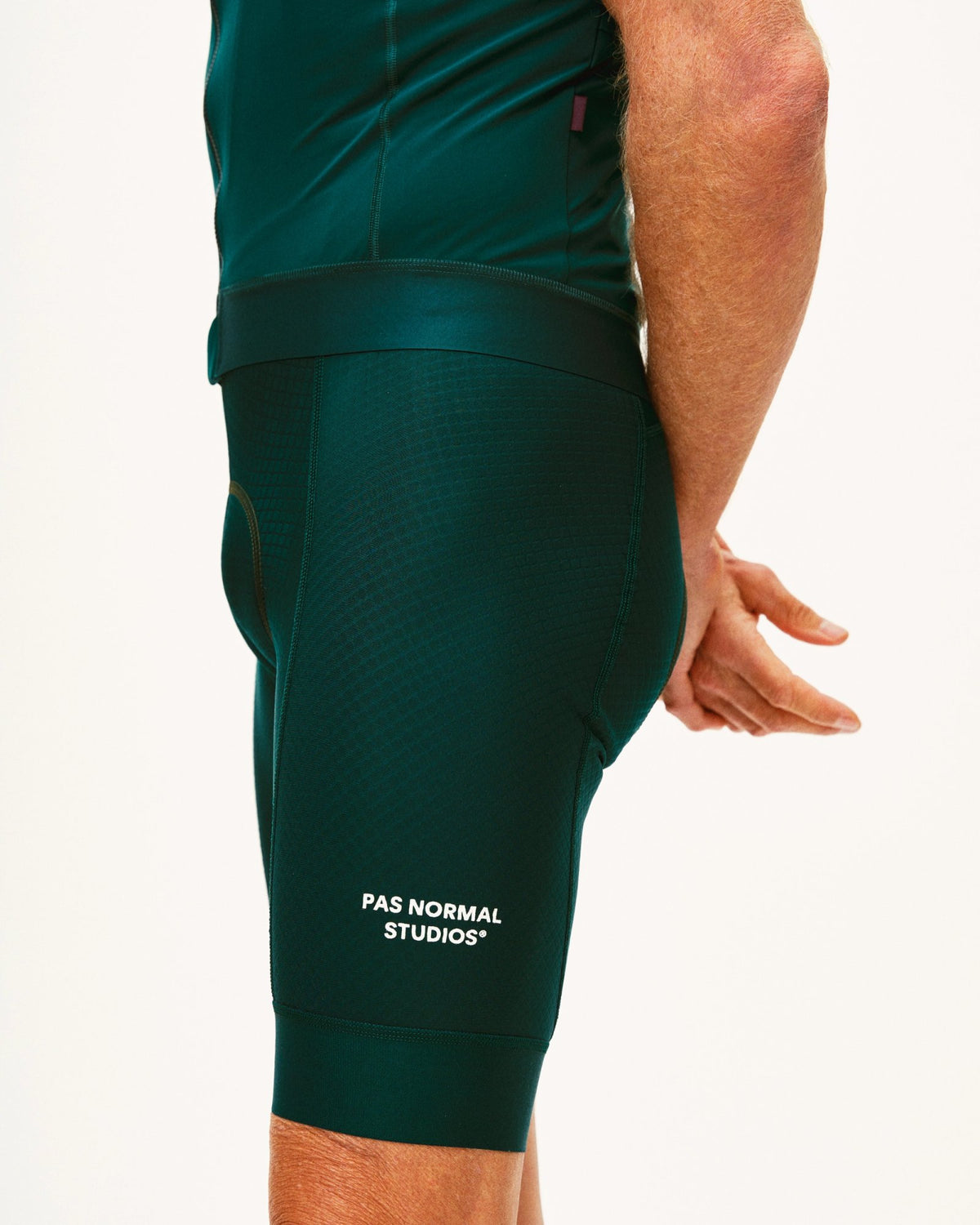 Culotte corto Pas Normal Studios Essential en Dark Petroleum, llevado por el modelo, detalle lateral #Color_Dark Petroleum