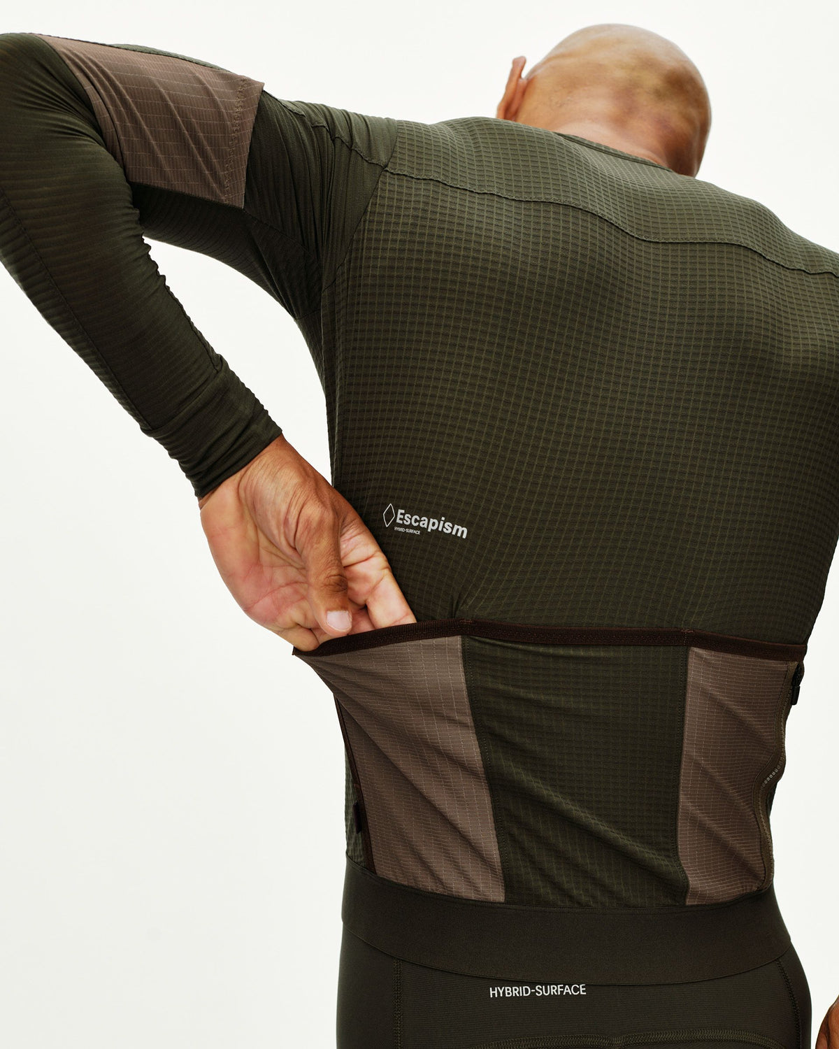 Maillot Largo Pas Normal Studios Escapism en Dark Olive, detalle sobre ciclista #Color_Dark Olive