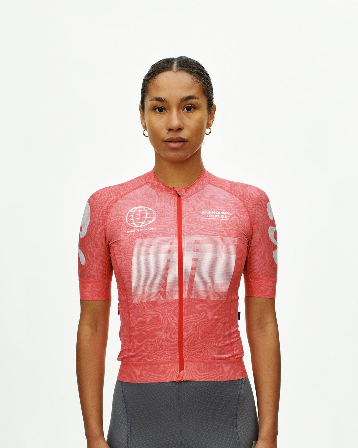 Maillot Corto Mujer Pas Normal Studios Mechanism Logo en AOP RTN Classic red, foto de modelo frontal #Color_AOP RTN Classic red