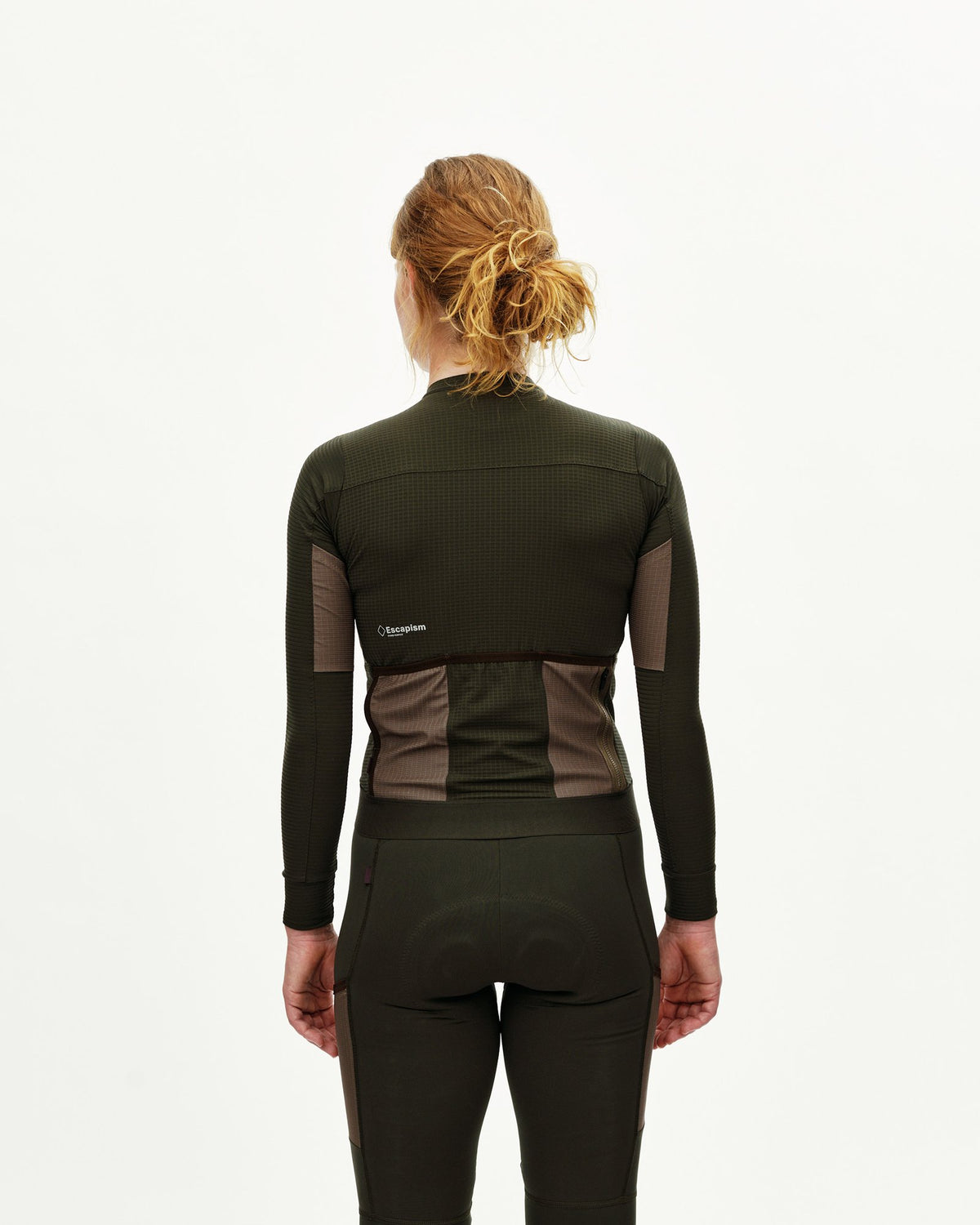 Maillot largo de mujer Pas Normal Studios Escapism en Dark Olive, de espaldas sobre la ciclista #Color_Dark Olive