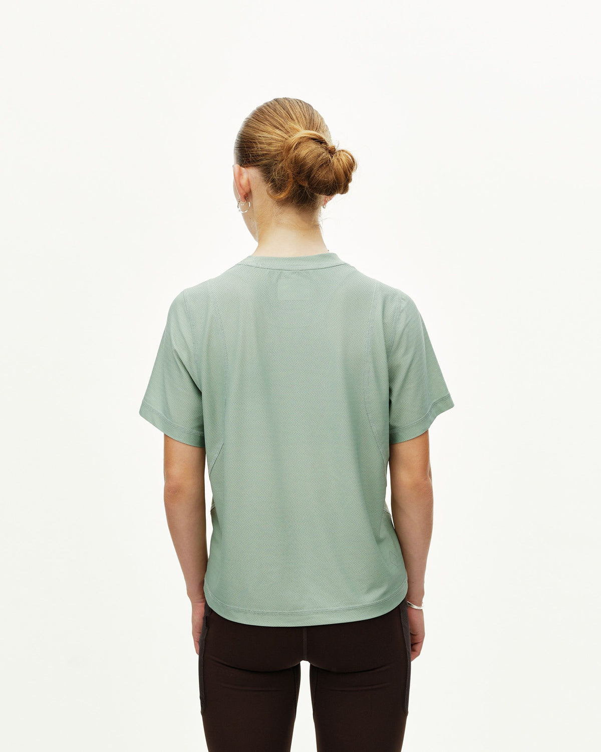 Camiseta Mujer Pas Normal Studios Balance en Green Sage, puesta, vista trasera #Color_Green Sage