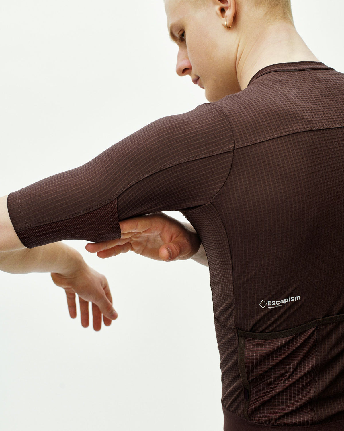 Maillot Corto Pas Normal Studios Escapism en Dark Red, detalle trasero sobre ciclista #Color_Dark Red