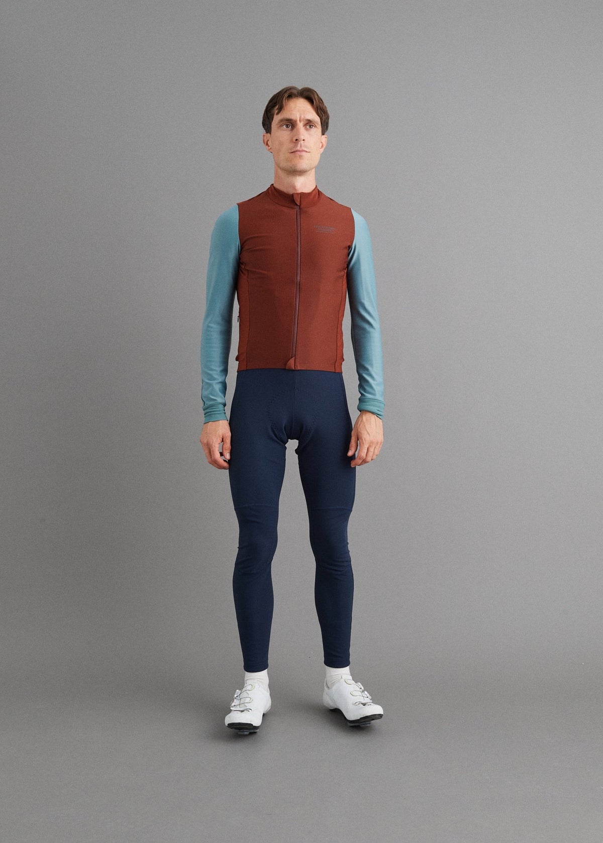 Maillot largo térmico Pas Normal Studios Mechanism Thermal en Mahogany / Dusty Teal, sobre el ciclista #Color_Mahogany / Dusty Teal