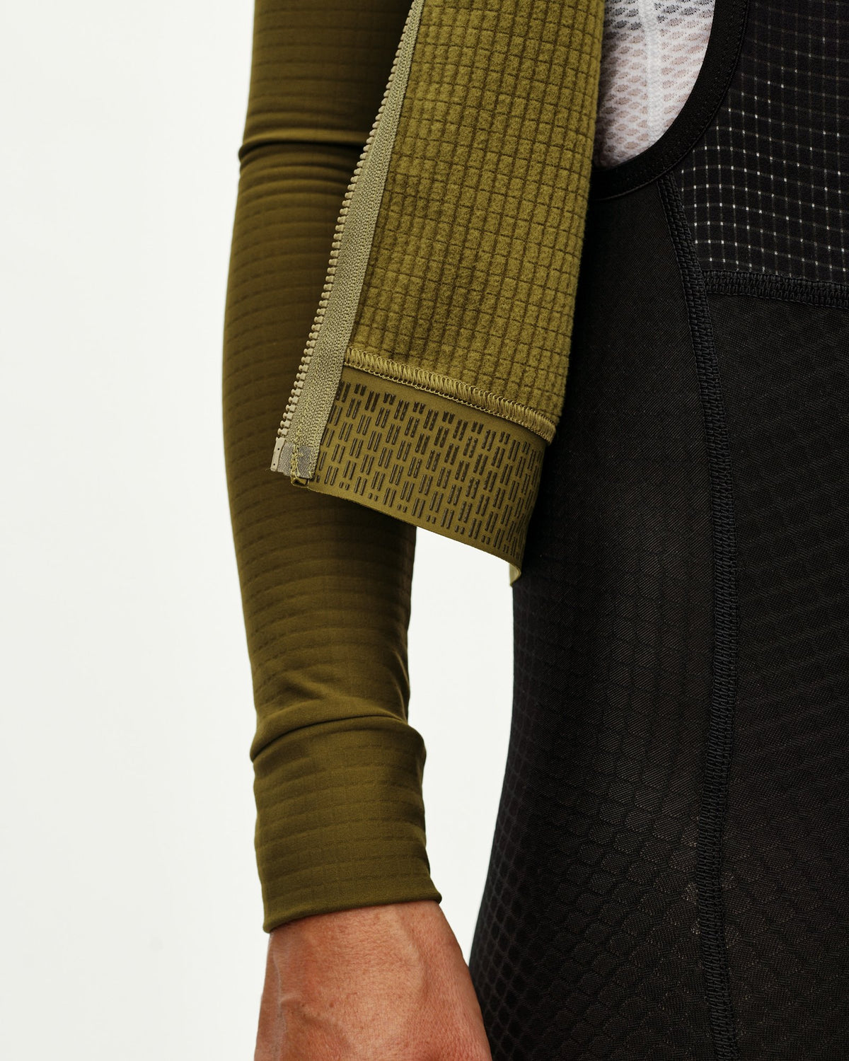 Maillot largo mujer Pas Normal Studios Essential en Khaki Green, detalle del puño #Color_Khaki Green