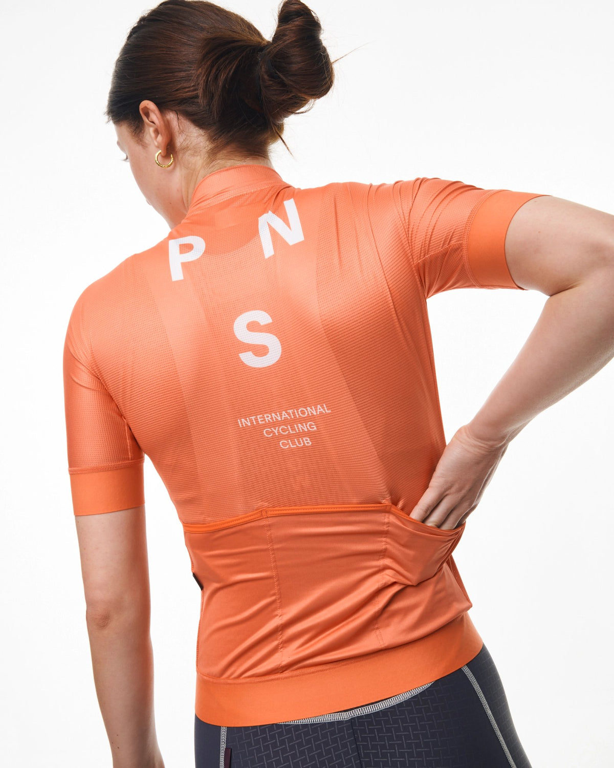 Maillot Corto Mujer Pas Normal Studios Mechanism en Coral, foto de modelo trasera #Color_Coral
