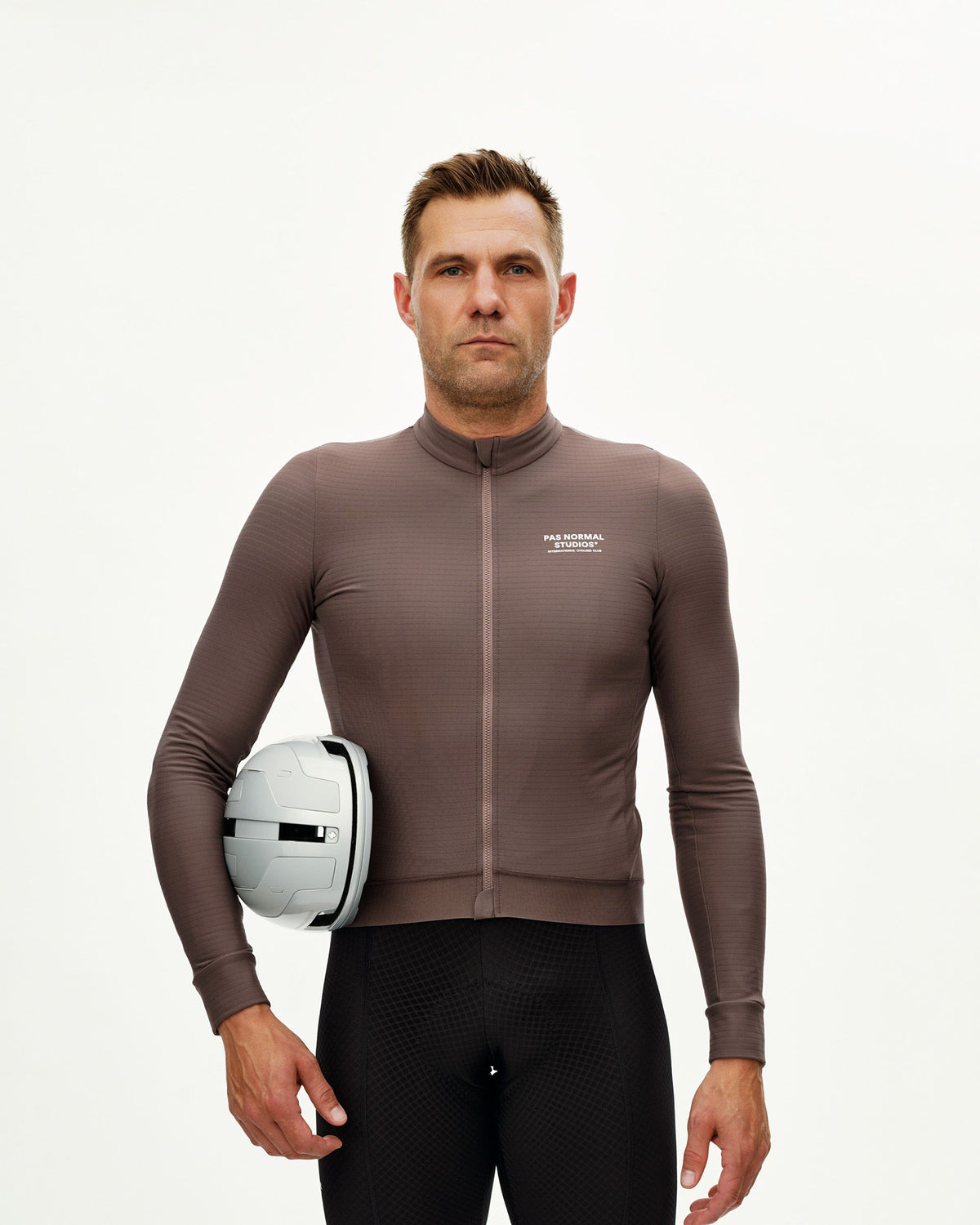 Maillot Largo Pas Normal Studios Essential en Dusty Plum, vista frontal sobre ciclista #Color_Dusty Plum