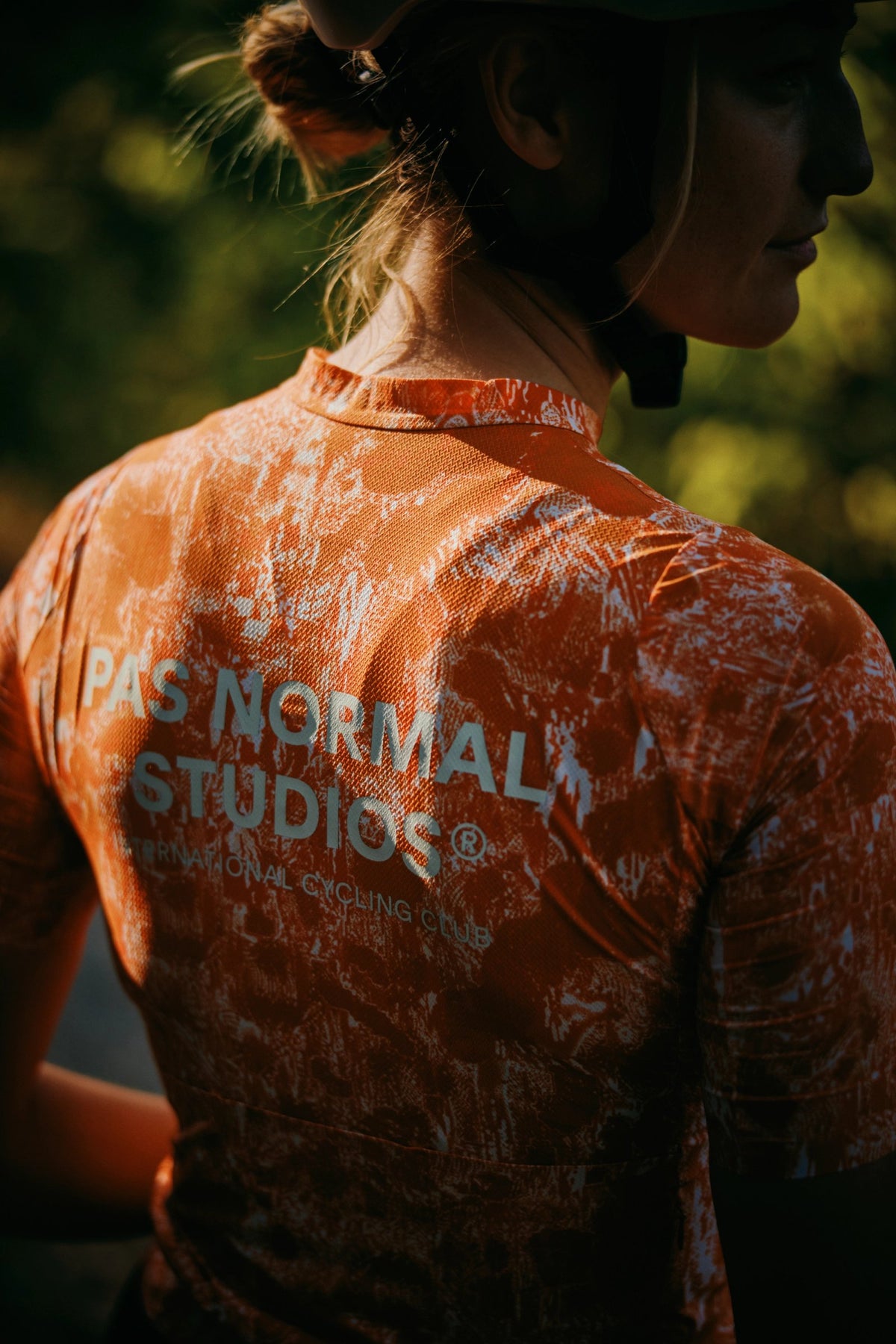 Maillot Mujer Pas Normal Studios Solitude Late Drop en Orange, detalle de la espalda #Color_Orange
