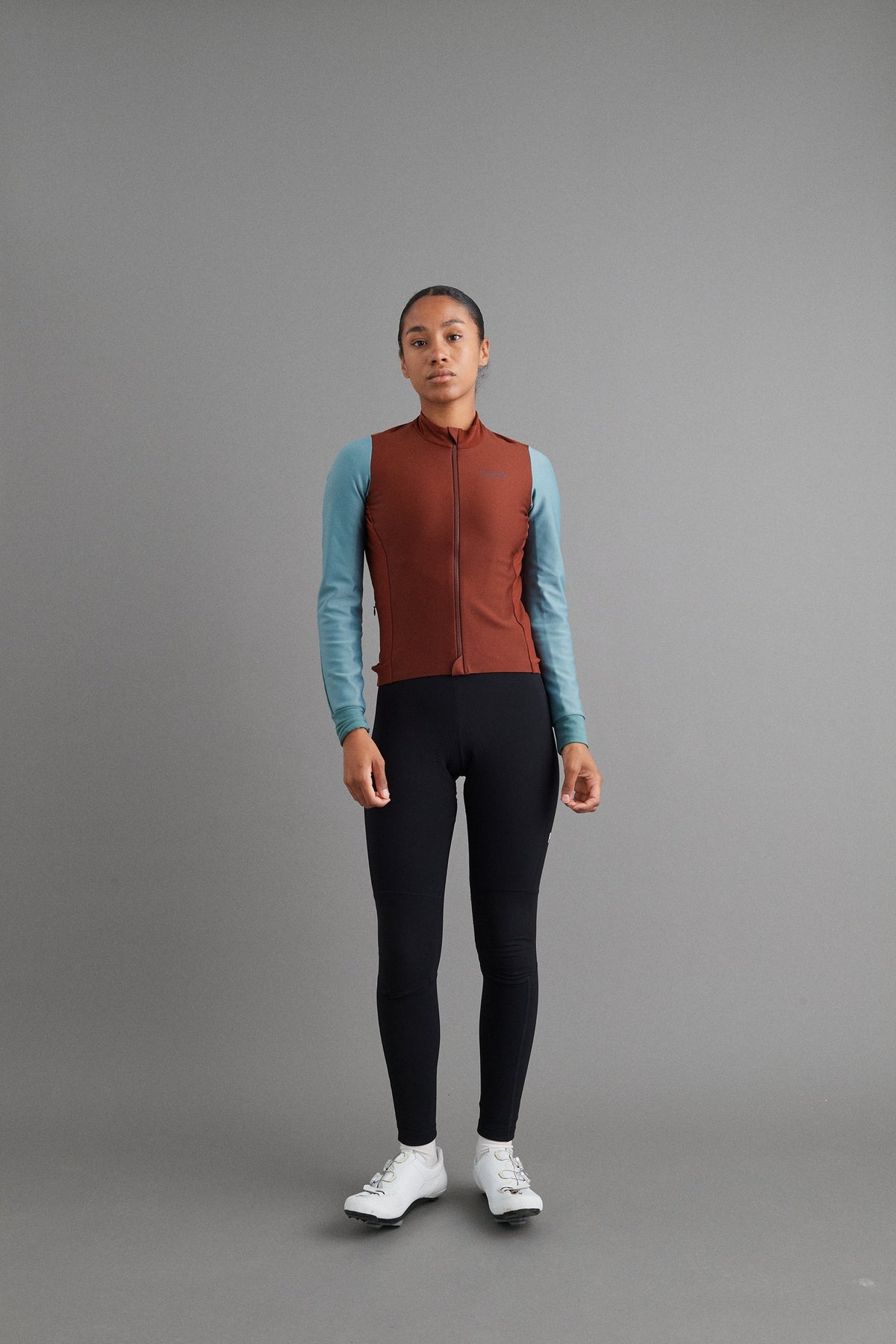 Maillot Mujer Pas Normal Studios Mechanism Thermal en Mahogany / Dusty Teal, sobre ciclista #Color_Mahogany / Dusty Teal