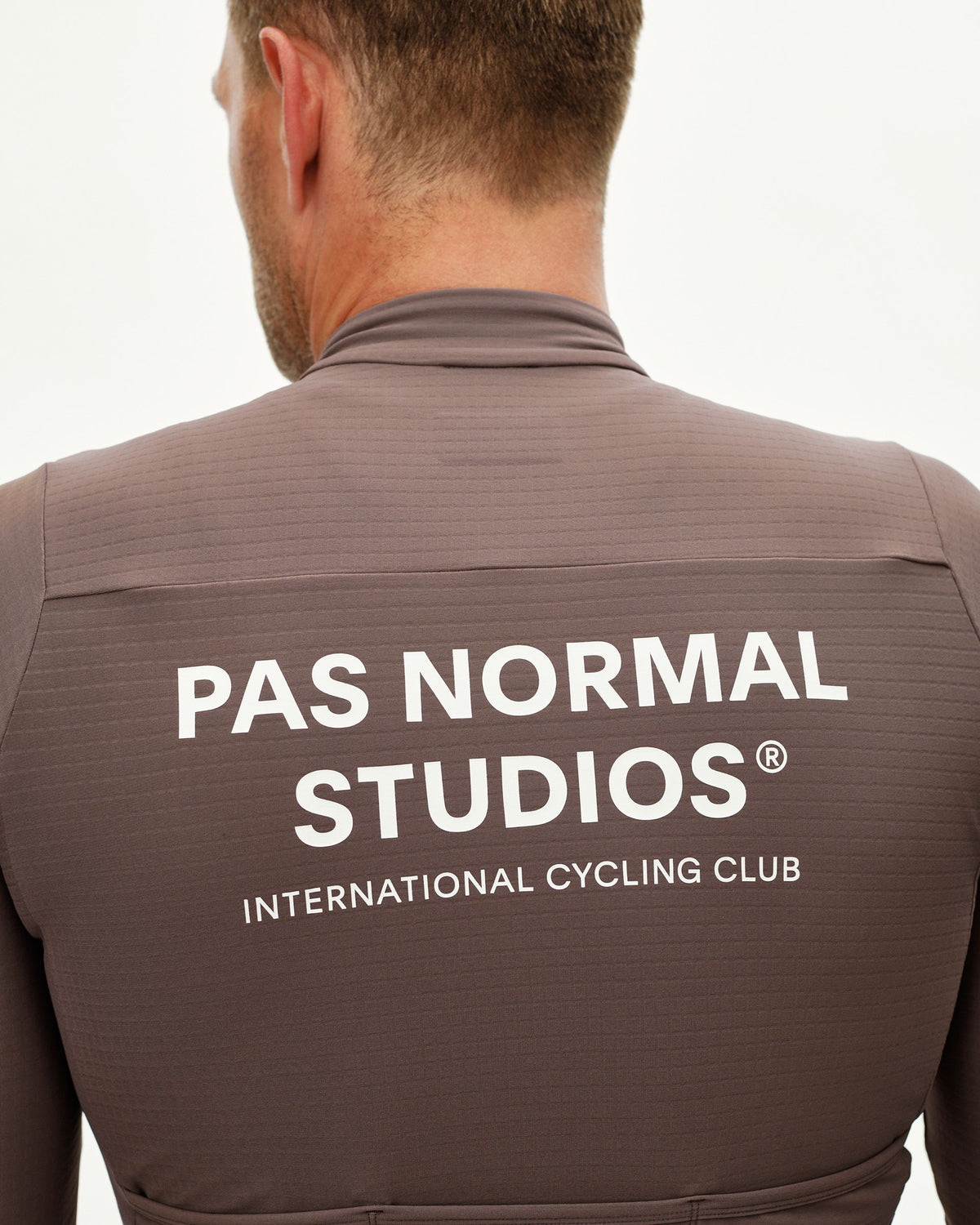 Maillot Largo Pas Normal Studios Essential en Dusty Plum, detalle sobre ciclista #Color_Dusty Plum
