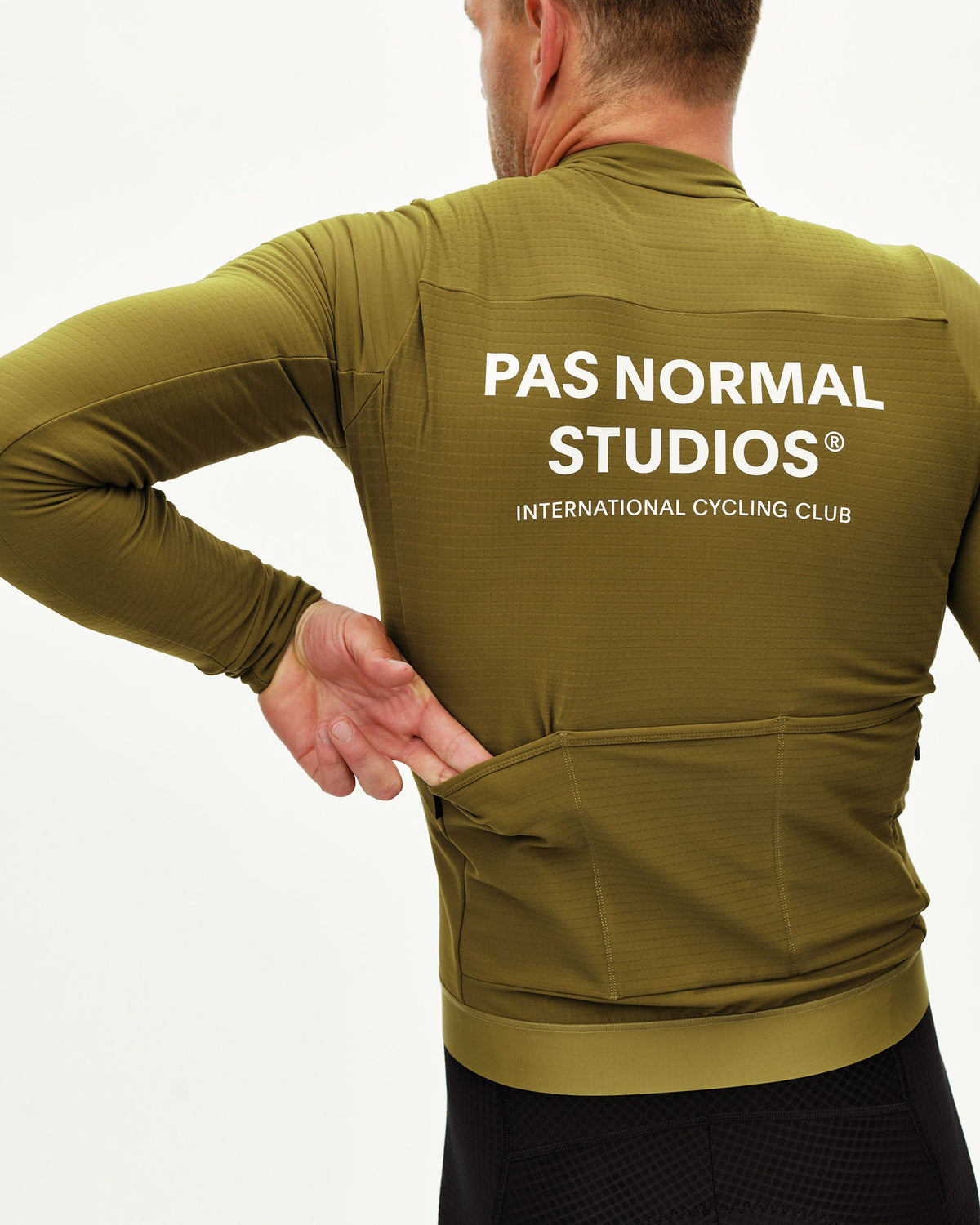Maillot Largo Pas Normal Studios Essential en Khaki Green, detalle sobre ciclista #Color_Khaki Green