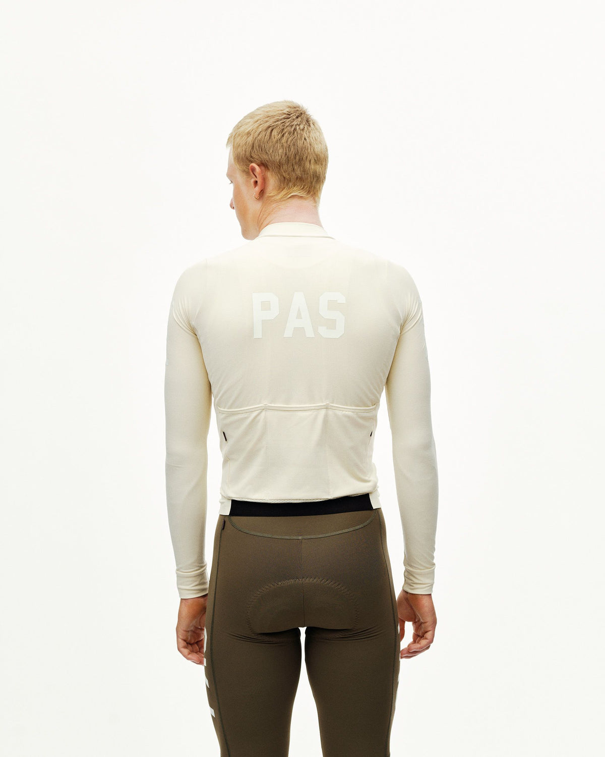 Maillot Largo Hombre Pas Normal Studios PAS Mechanism en Sand, sobre el ciclista, vista trasera #Color_Sand