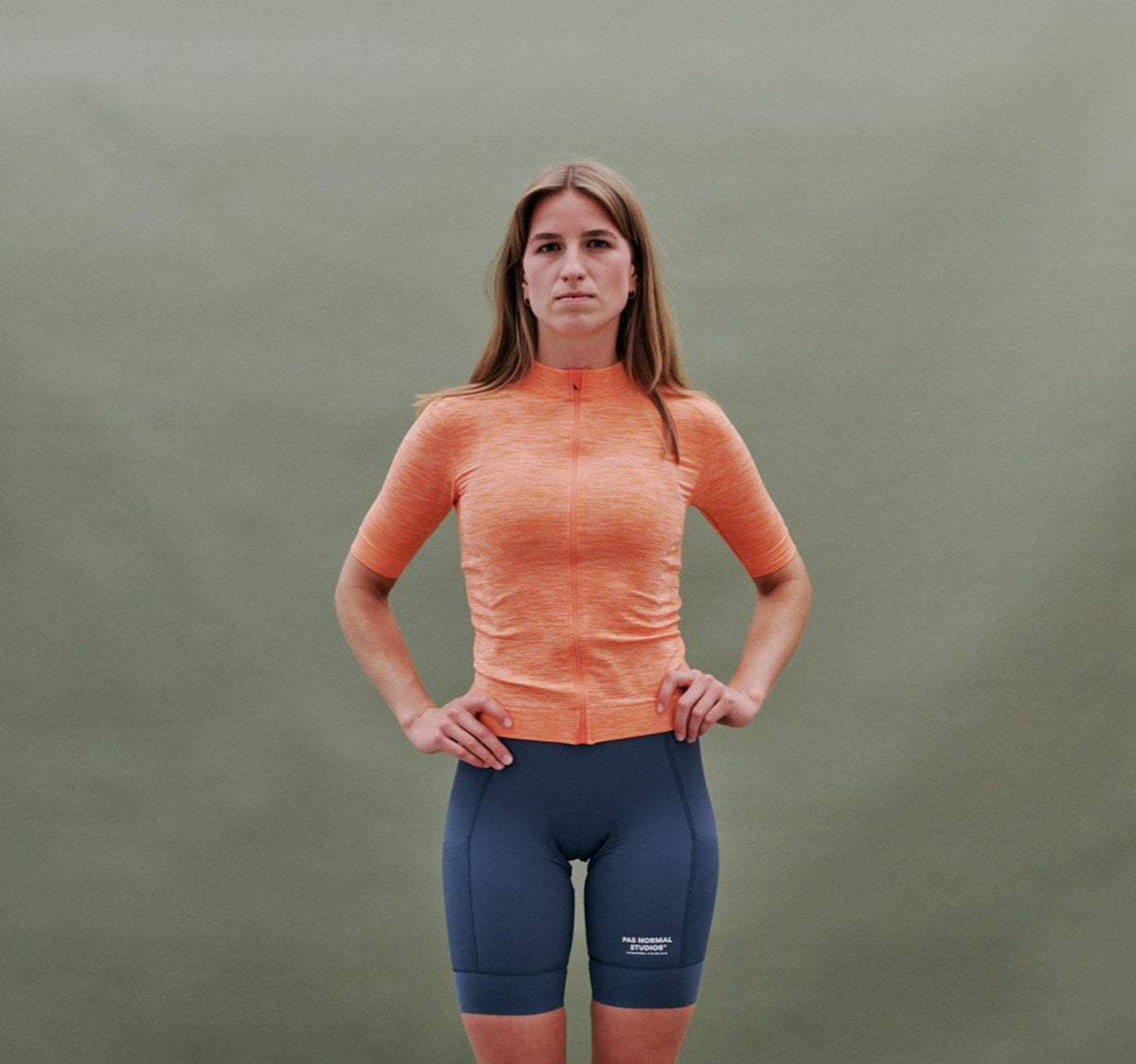 Maillot corto de mujer Pas Normal Studios Escapism Knit en Mandarin, sobre la ciclista #Color_Mandarin