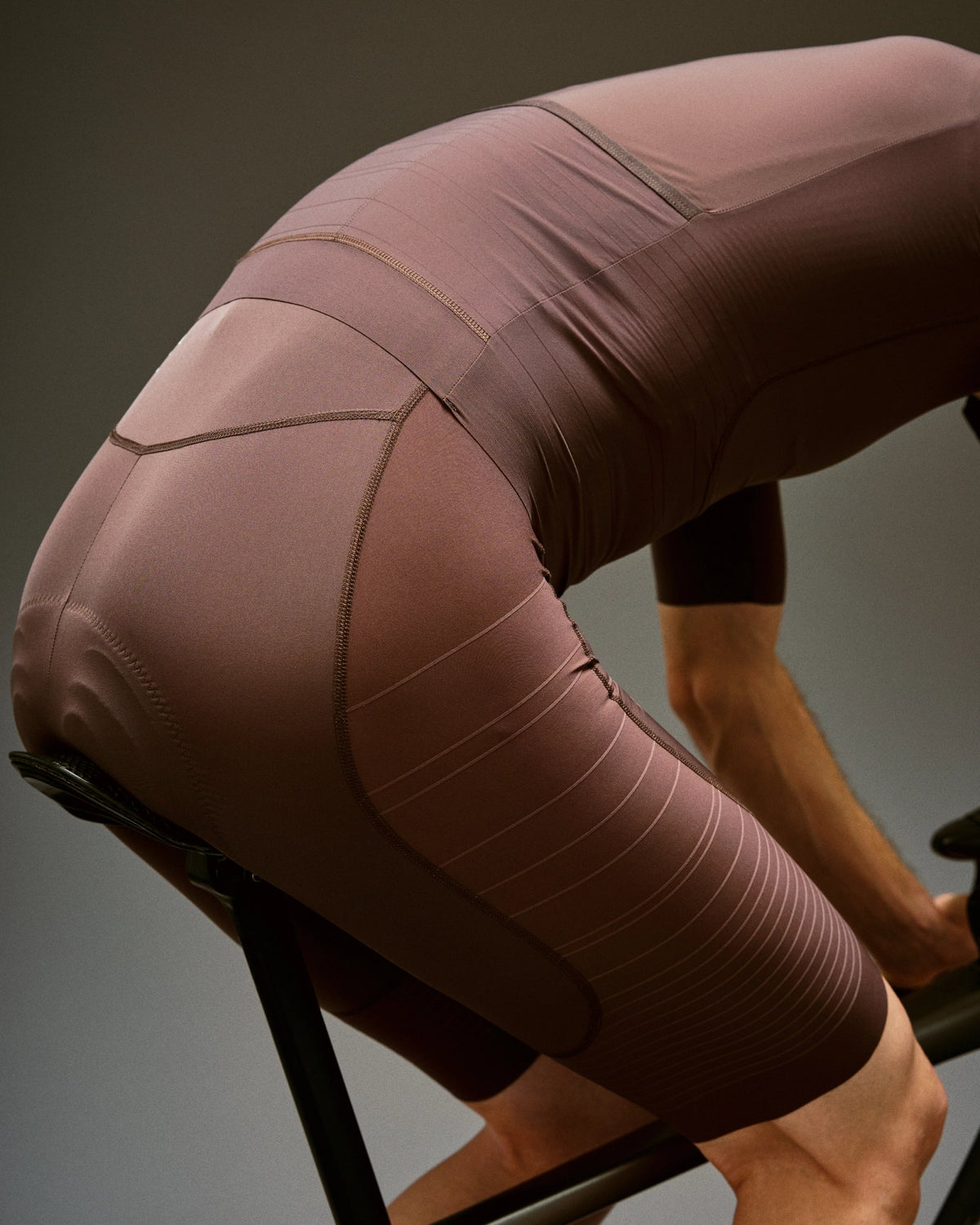 Culotte corto Pas Normal Studios Mechanism Pro en Light Brown, detalle de la pernera sobre la bici #Color_Light Brown