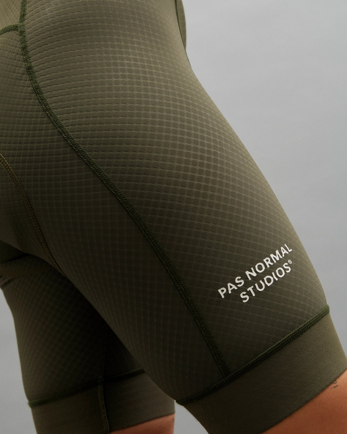 Culotte corto Pas Normal Studios Essential en Olive Green, llevado por el modelo, detalle de la pernera #Color_Olive Green