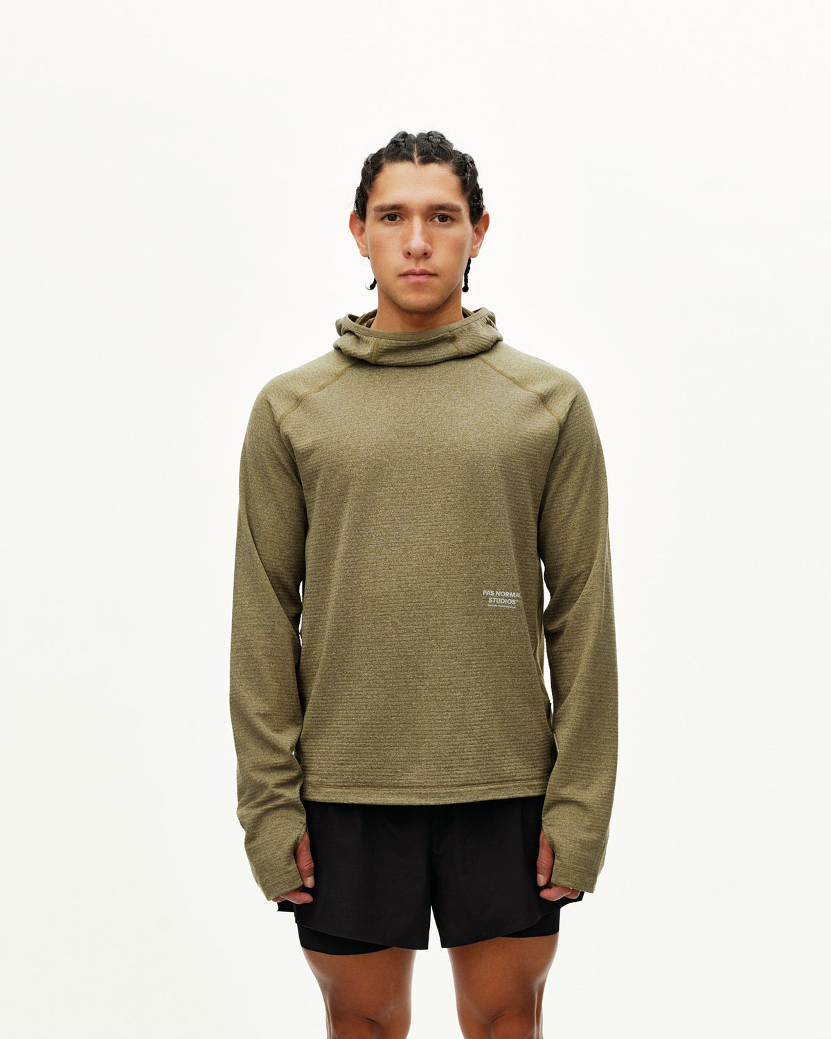 Sudadera Pas Normal Studios Balance Thermal en Moss Brown, puesta, vista frontal #Color_Moss Brown
