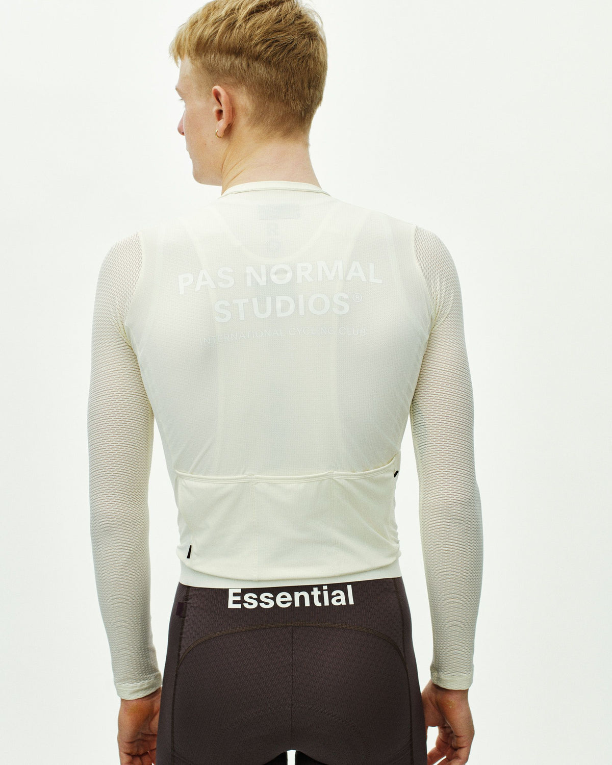 Maillot Largo Pas Normal Studios Essential Light en Off White, vista trasera sobre ciclista #Color_Off White