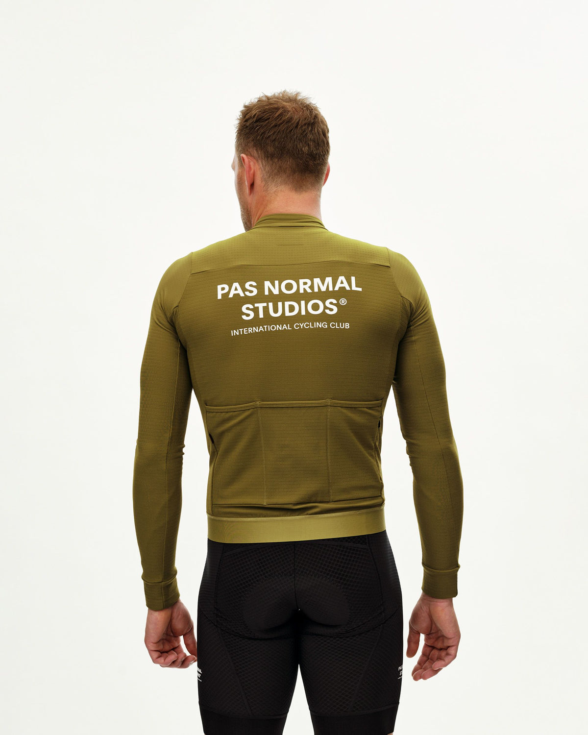 Maillot Largo Pas Normal Studios Essential en Khaki Green, vista trasera sobre ciclista #Color_Khaki Green