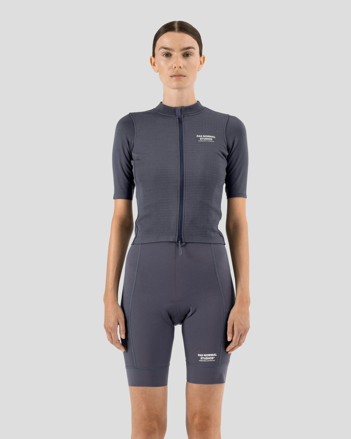 Maillot corto de mujer Pas Normal Studios Escapism Wool en Steel, sobre la ciclista #Color_Steel